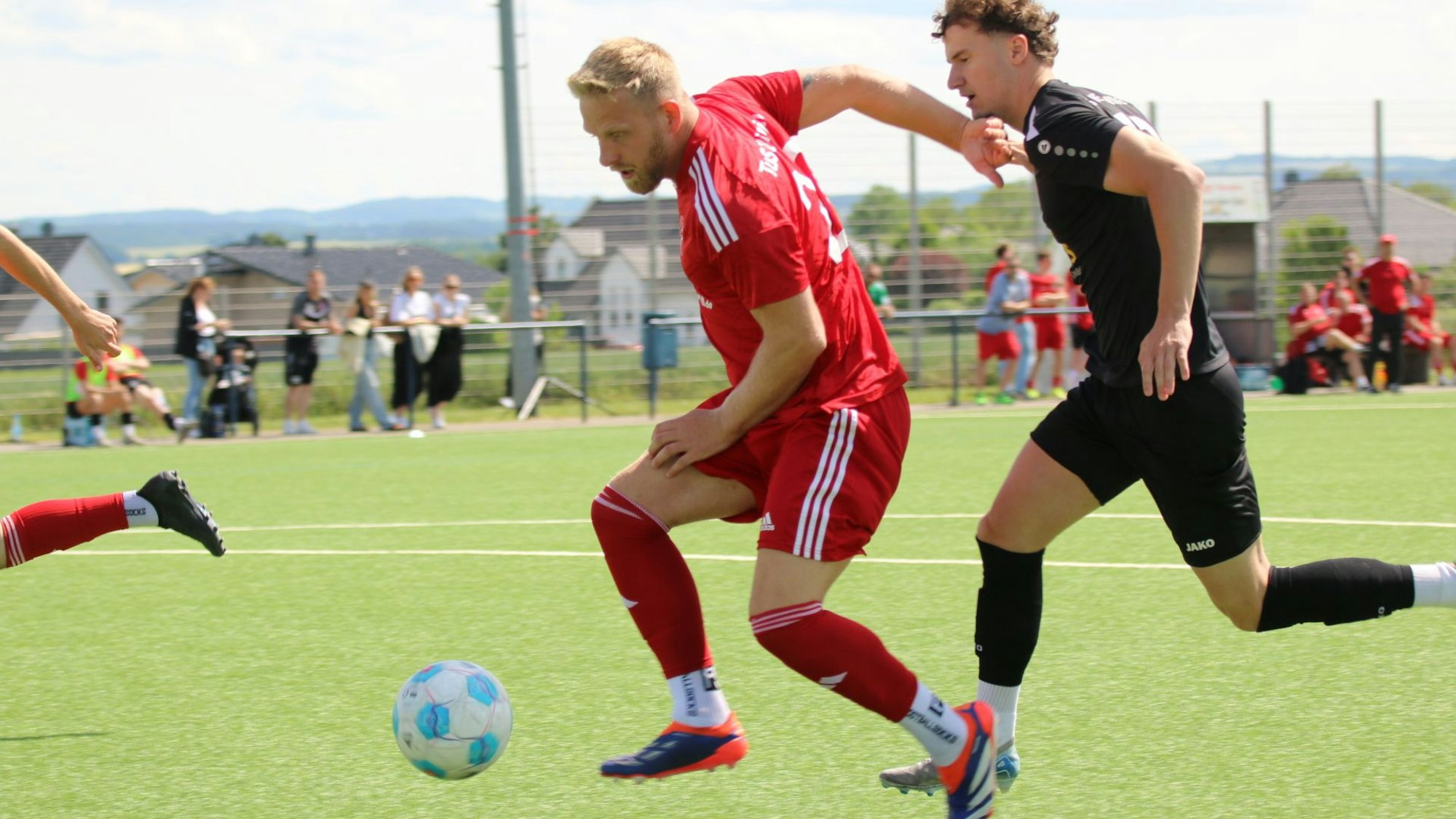 Das Bild zeigt Marco Weinhold, der sich gegen seinen Gegenspieler durchsetzt.