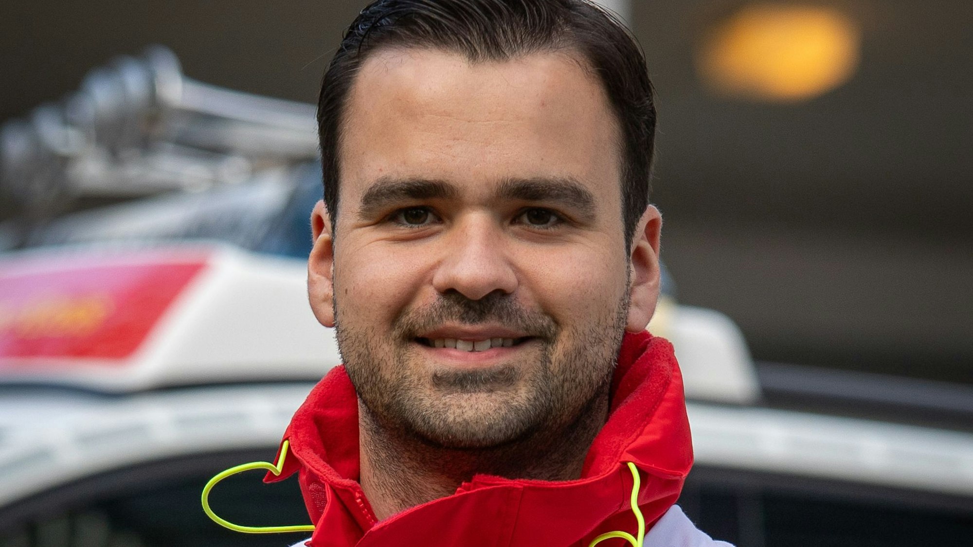 Ein junger Mann in DLRG-Uniform.