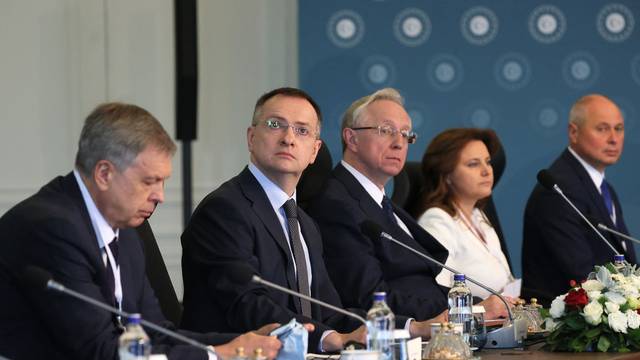 Bei der russischen Delegation rund um Verhandlungsführer Wladmir Medinski (2. v. l.) in Istanbul gab es am Montag ernste Gesichter. Einen Durchbruch gab es nicht.