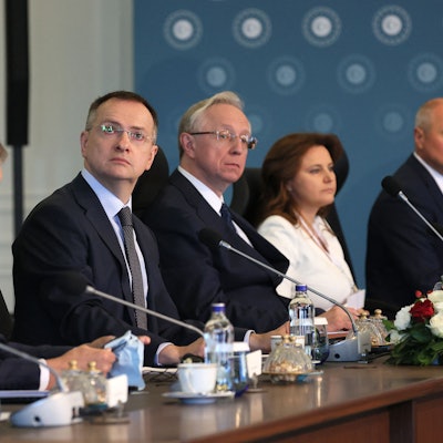 Bei der russischen Delegation rund um Verhandlungsführer Wladmir Medinski (2. v. l.) in Istanbul gab es am Montag ernste Gesichter. Einen Durchbruch gab es nicht.