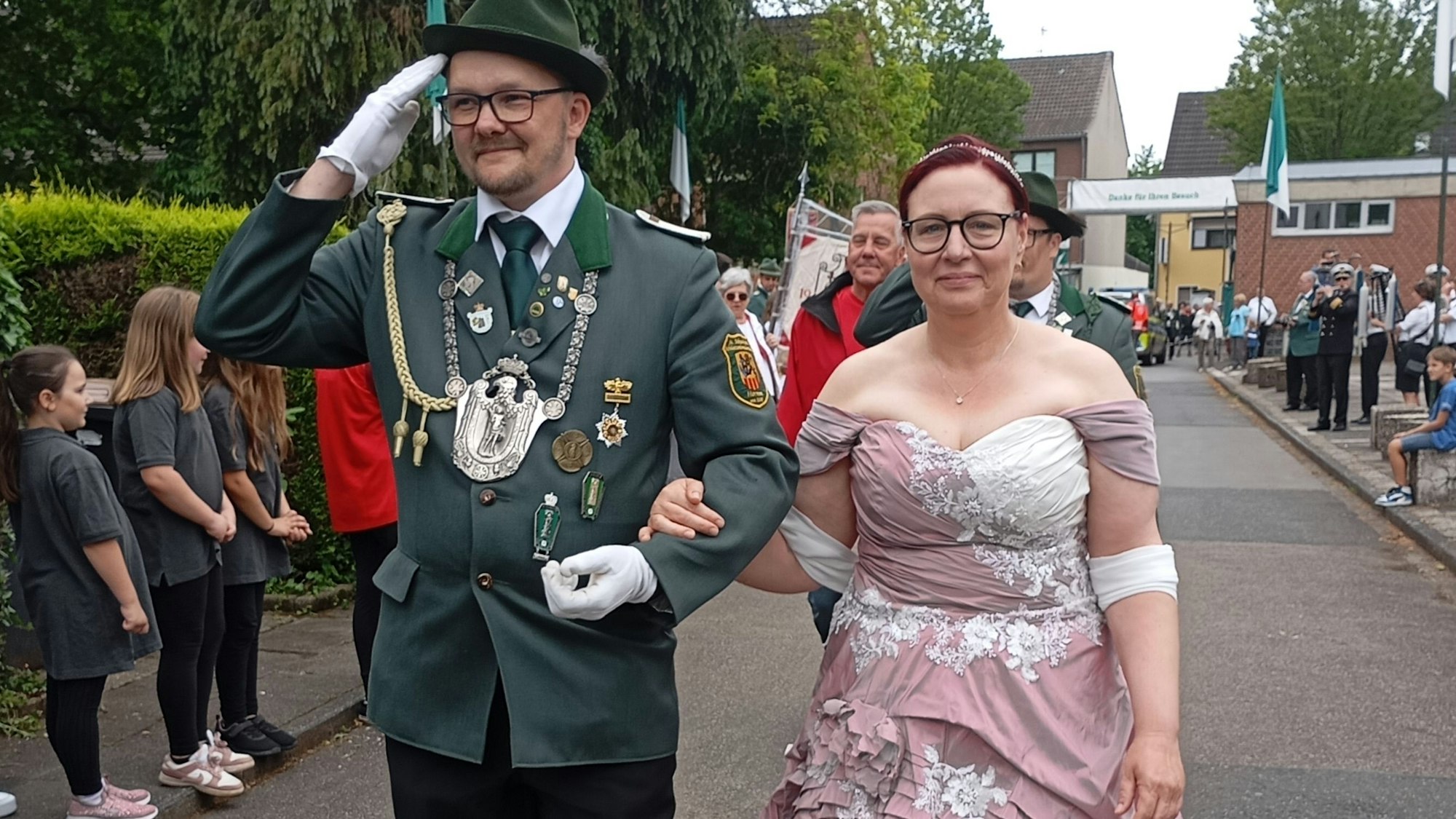 Das Bild zeigt das Königspaar Thomas Vogel und Tina Schuchmann beim Umzug in Kerpen-Horrem.