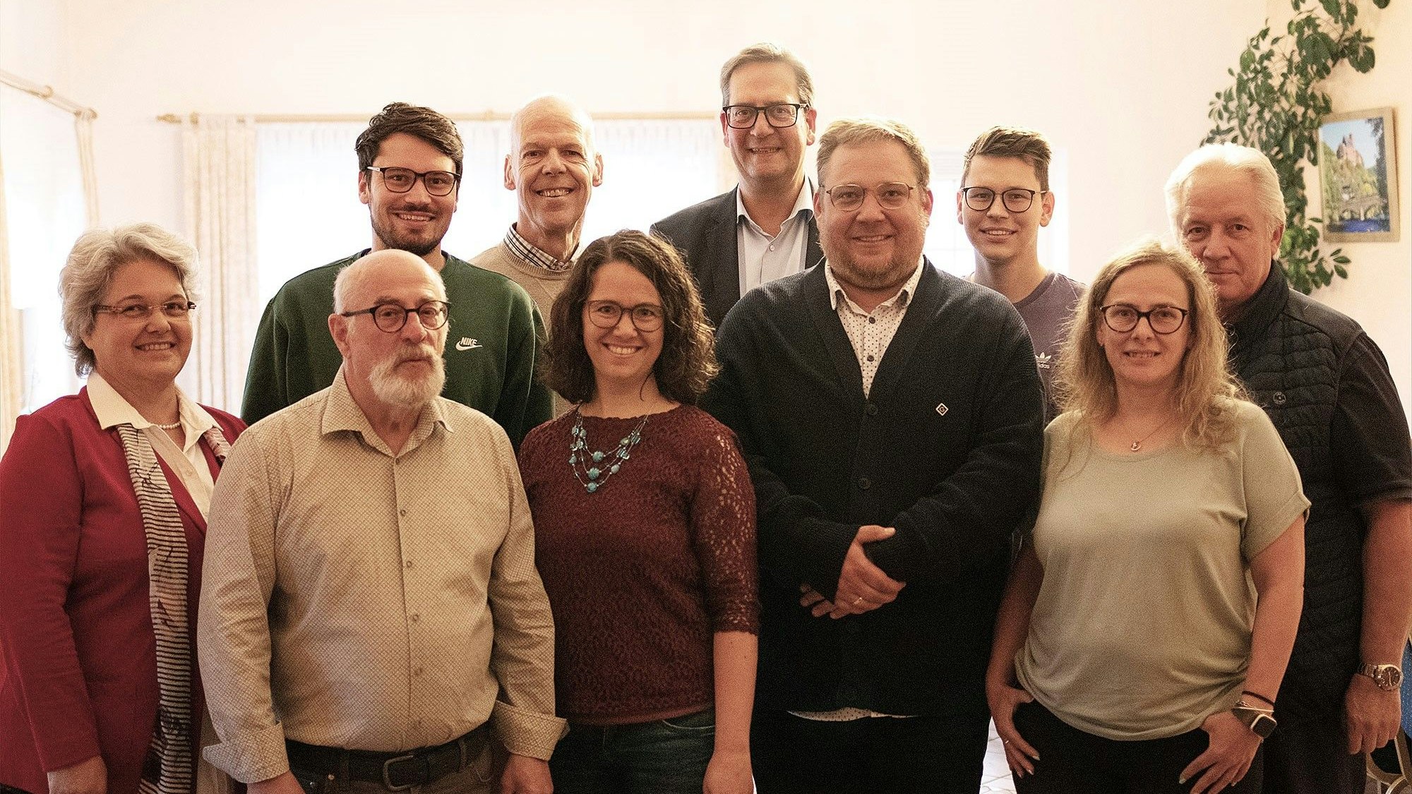 Zehn Kandidaten stehen neben- und hintereinander.