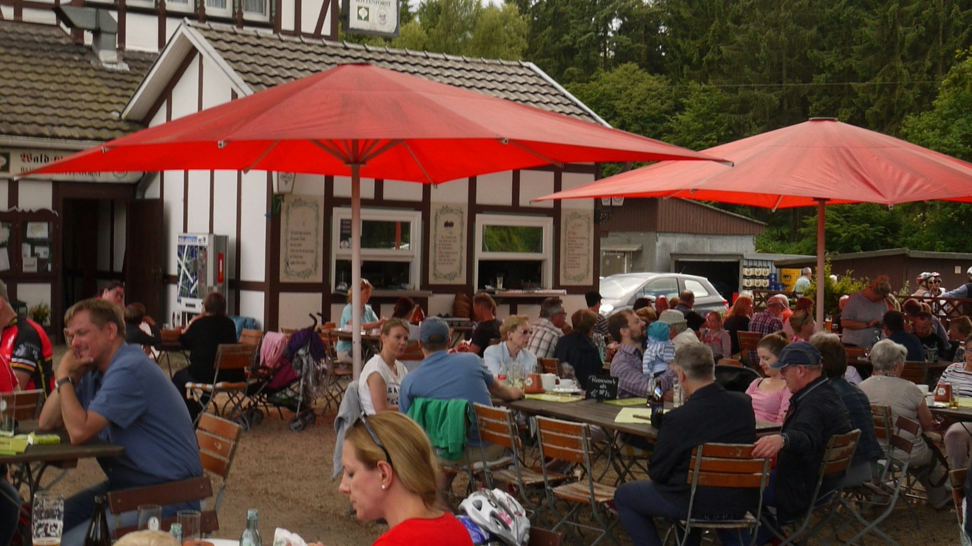 Der Biergarten am Bahnhof Kottenforst lädt zur Rast ein.