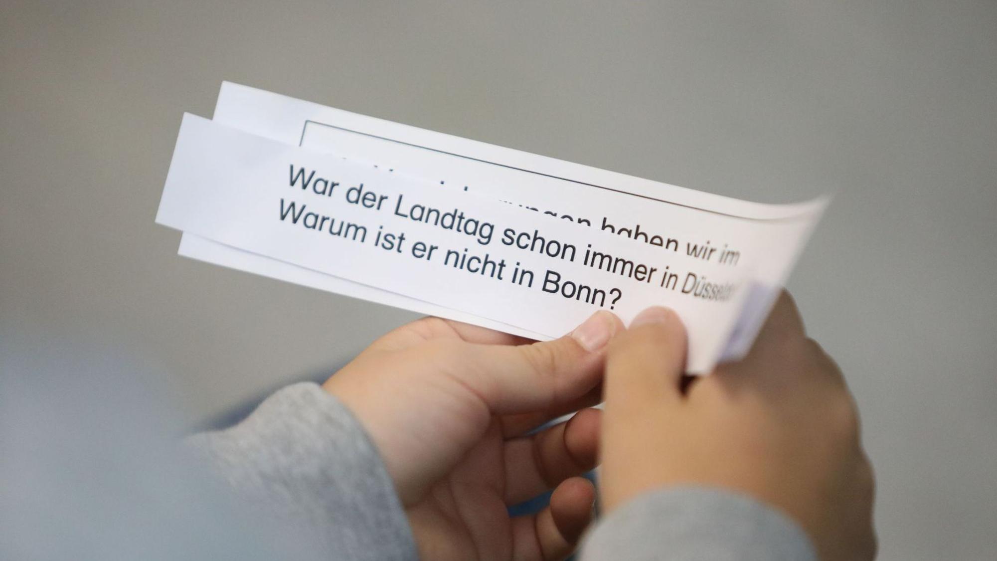 Auf kleinen Zetteln hatten sich die Schüler ihre Fragen notiert.