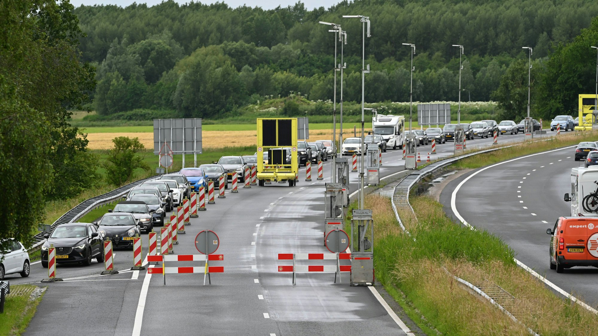Grenzkontrolle im Anreiseverkehr zum ersten Spiel der Niederlande. Kilometerlanger Rückstau auf der Autobahn 7.Seit den Frühen Morgenstunden des 15. Juni kontrolliert die Bundespolizeidirektion Bad Bentheim am Grenzübergang Bunderneuland den Anreiseverkehr zum Länderspiel der niederländischen Nationalmannschaft. Bunde Niedersachsen Deutschland *** Border control on arrival traffic for the Netherlands first match Kilometre-long traffic jam on the Autobahn 7 Since the early hours of 15 June, the Bad Bentheim Federal Police Directorate has been controlling arrival traffic at the Bunderneuland border crossing for the international match between the Dutch national team Bunde Lower Saxony Germany Copyright: xdiebildwerftx