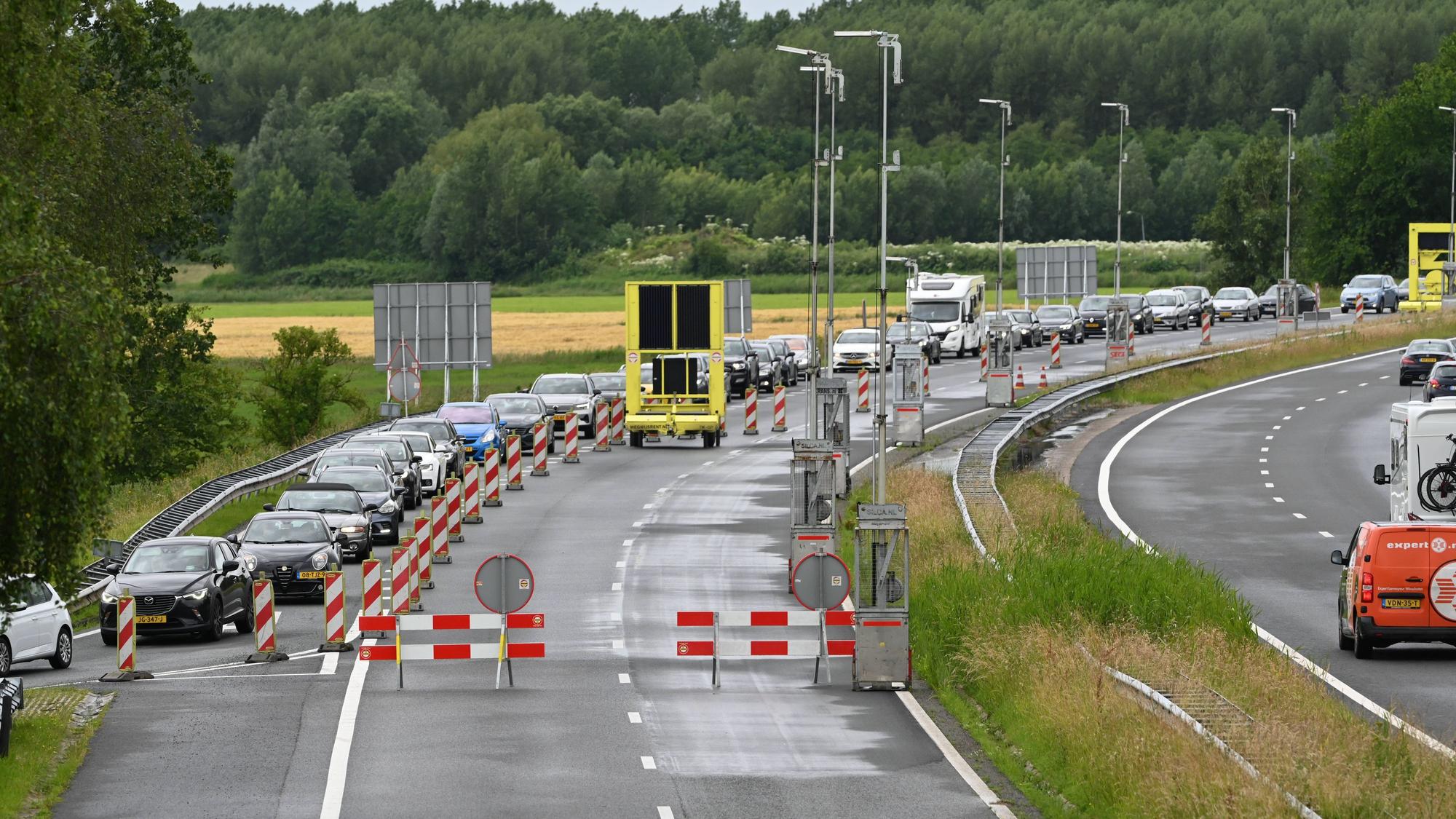 Grenzkontrolle im Anreiseverkehr zum ersten Spiel der Niederlande. Kilometerlanger Rückstau auf der Autobahn 7 (Archivfoto).
