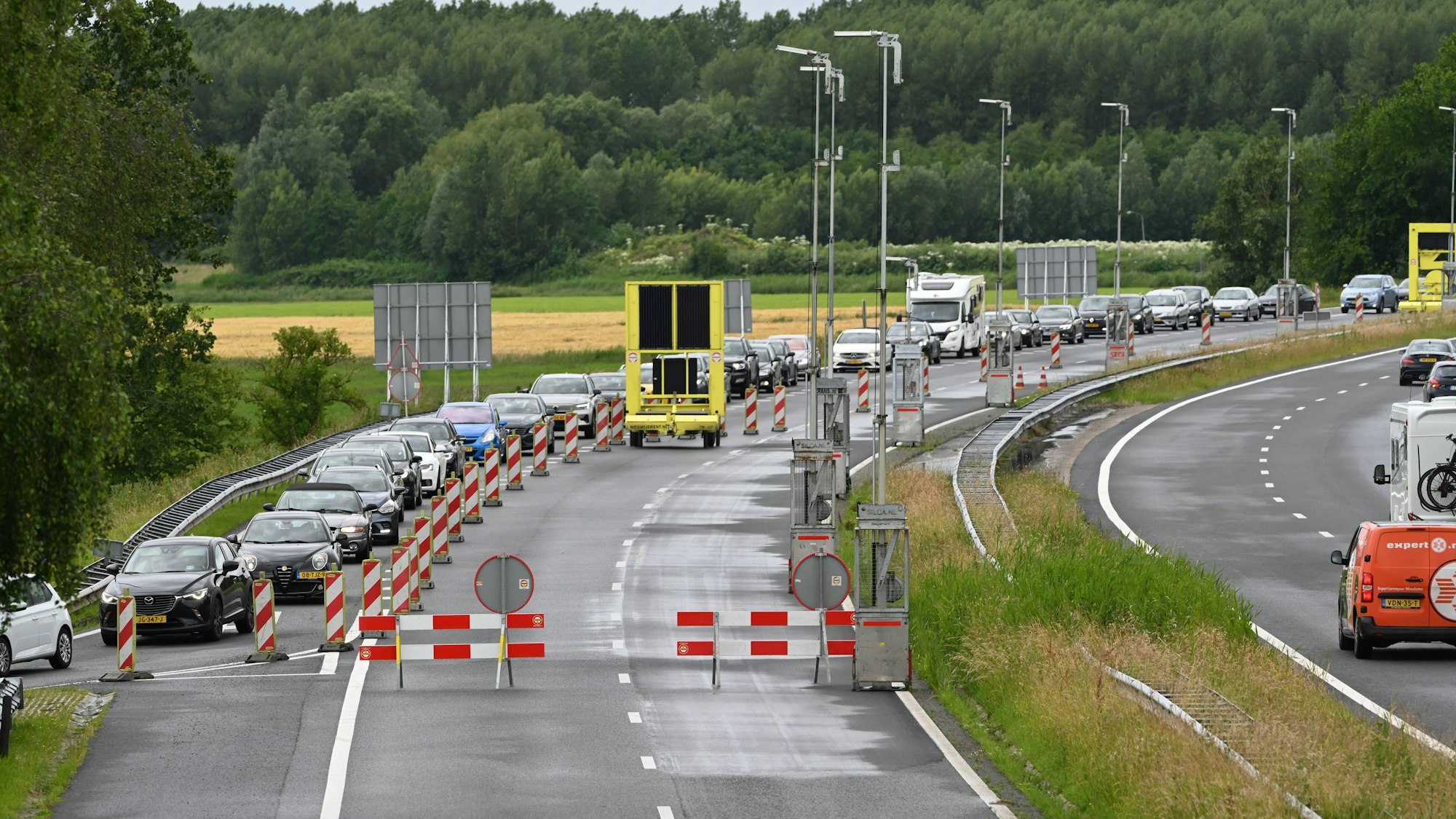 Auch während der Fußball-EM im Sommer 2024 hatte es bereits Kontrollen an der deutsch-niederländischen Grenze gegeben. Hier ein Bild von der A7 im niedersächsischen Bad Bentheim im Vorfeld des EM-Spiels der Niederlande in Hamburg.