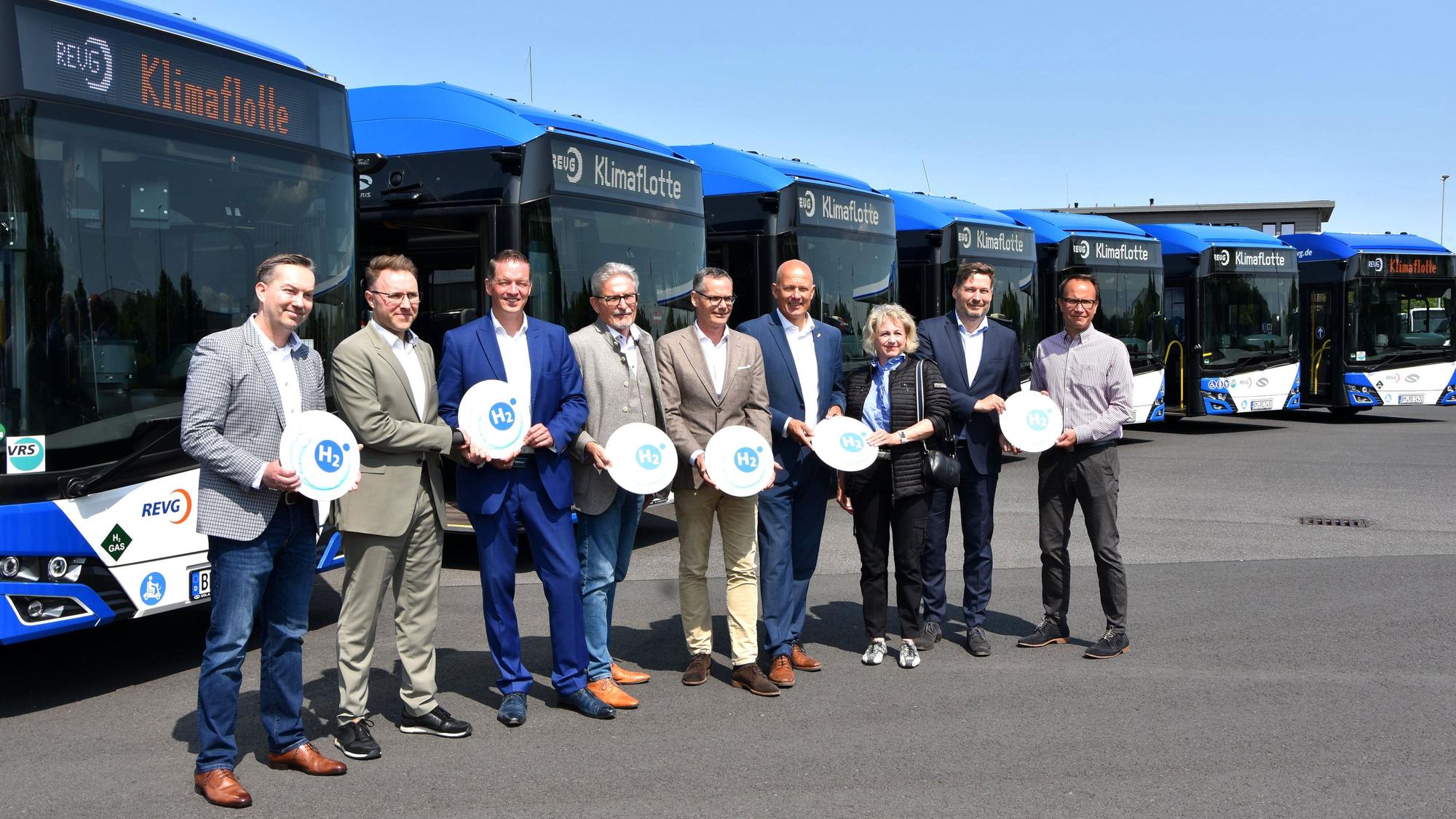 Das Foto zeigt die Vertreter des Kreises und der REVG bei der Vorstellung der neuen Wasserstoffbusse.