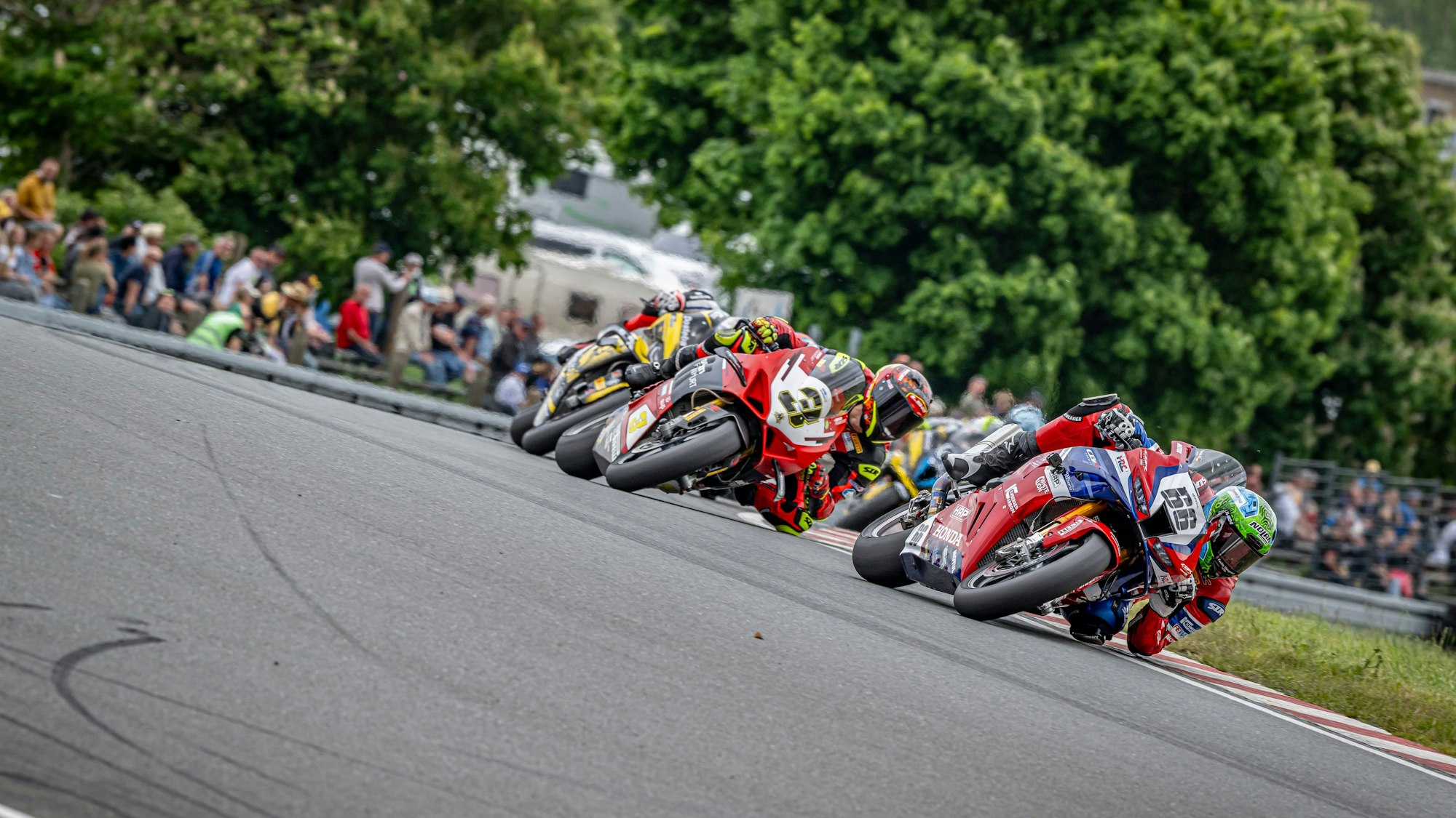 Florian Alt (66) und Lukas Tulovic (3) liefern sich bei einem Motorradrennen ein Kopf-an-Kopf-Rennen.