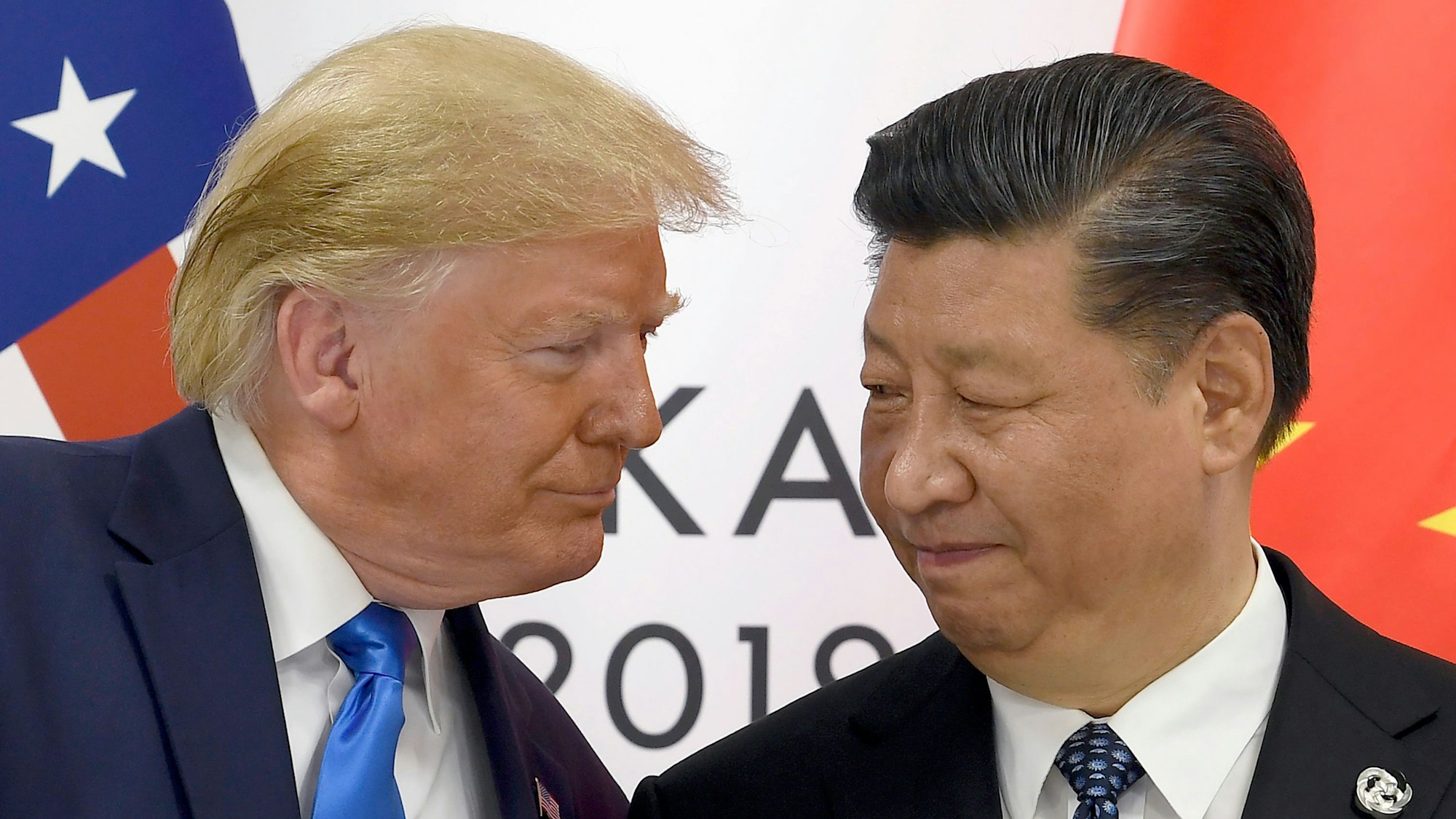 US-Präsident Donald Trump im Gespräch mit dem chinesischen Präsidenten Xi Jinping während eines Treffens am Rande des G20-Gipfels im Jahr 2019. (Archivbild)