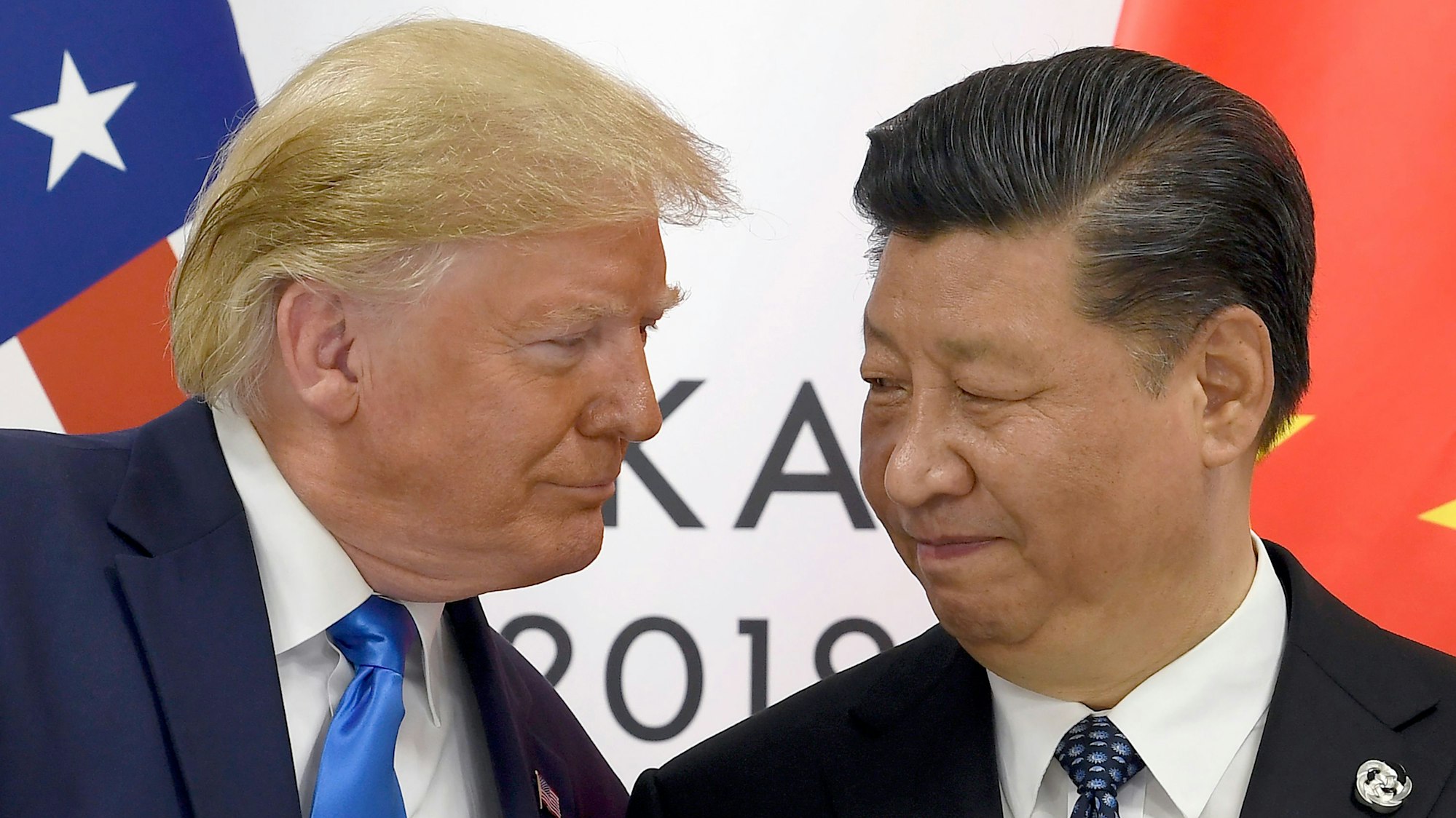 ARCHIV - 29.06.2019, Japan, Osaka: Präsident Donald Trump (l) trifft den chinesischen Präsidenten Xi Jinping während eines Treffens am Rande des G20-Gipfels. Trump will nach Angaben des Weißen Hauses wahrscheinlich noch diese Woche mit Xi telefonieren. (zu dpa: «Weißes Haus stellt Telefonat von Trump und Xi in Aussicht») Foto: Susan Walsh/AP/dpa +++ dpa-Bildfunk +++
