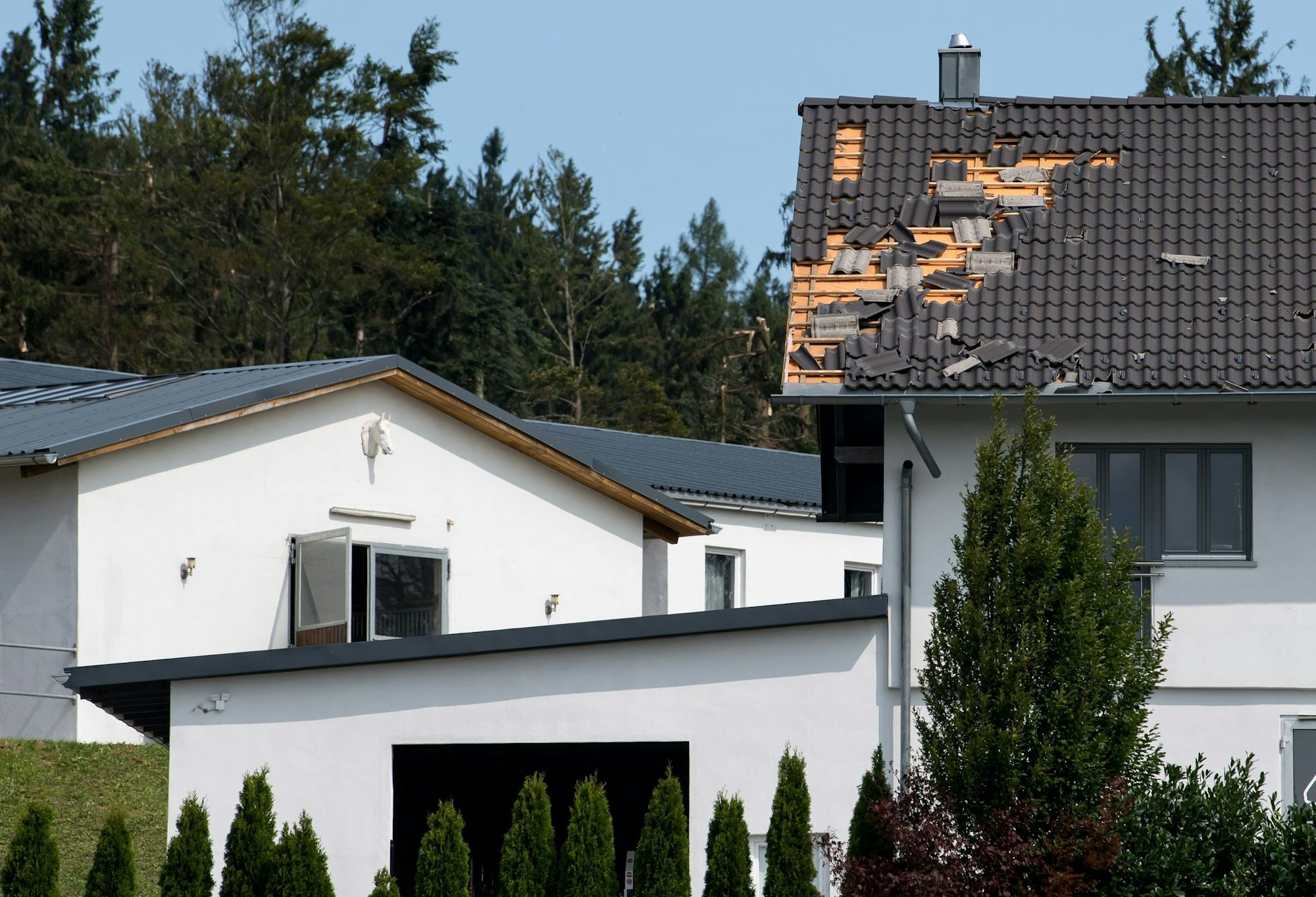 Hat ein Sturm das Dach des Eigenheims beschädigt, kommt die Wohngebäudeversicherung für den Schaden auf.