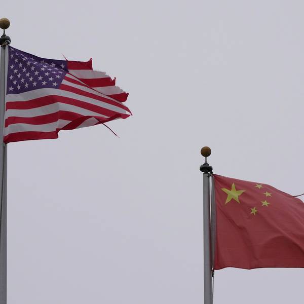 Eine Flagge der USA weht neben einer Flagge Chinas in Chinatown in San Francisco.