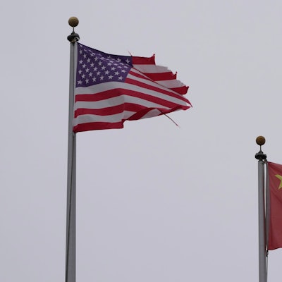 Eine Flagge der USA weht neben einer Flagge Chinas in Chinatown in San Francisco.