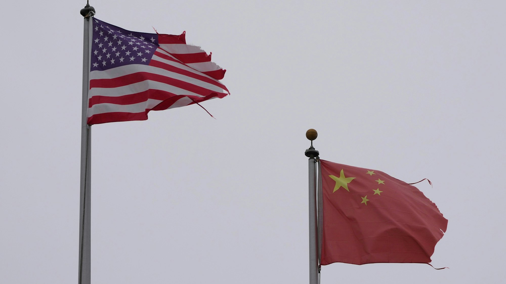 Eine Flagge der USA weht neben einer Flagge Chinas in Chinatown in San Francisco.