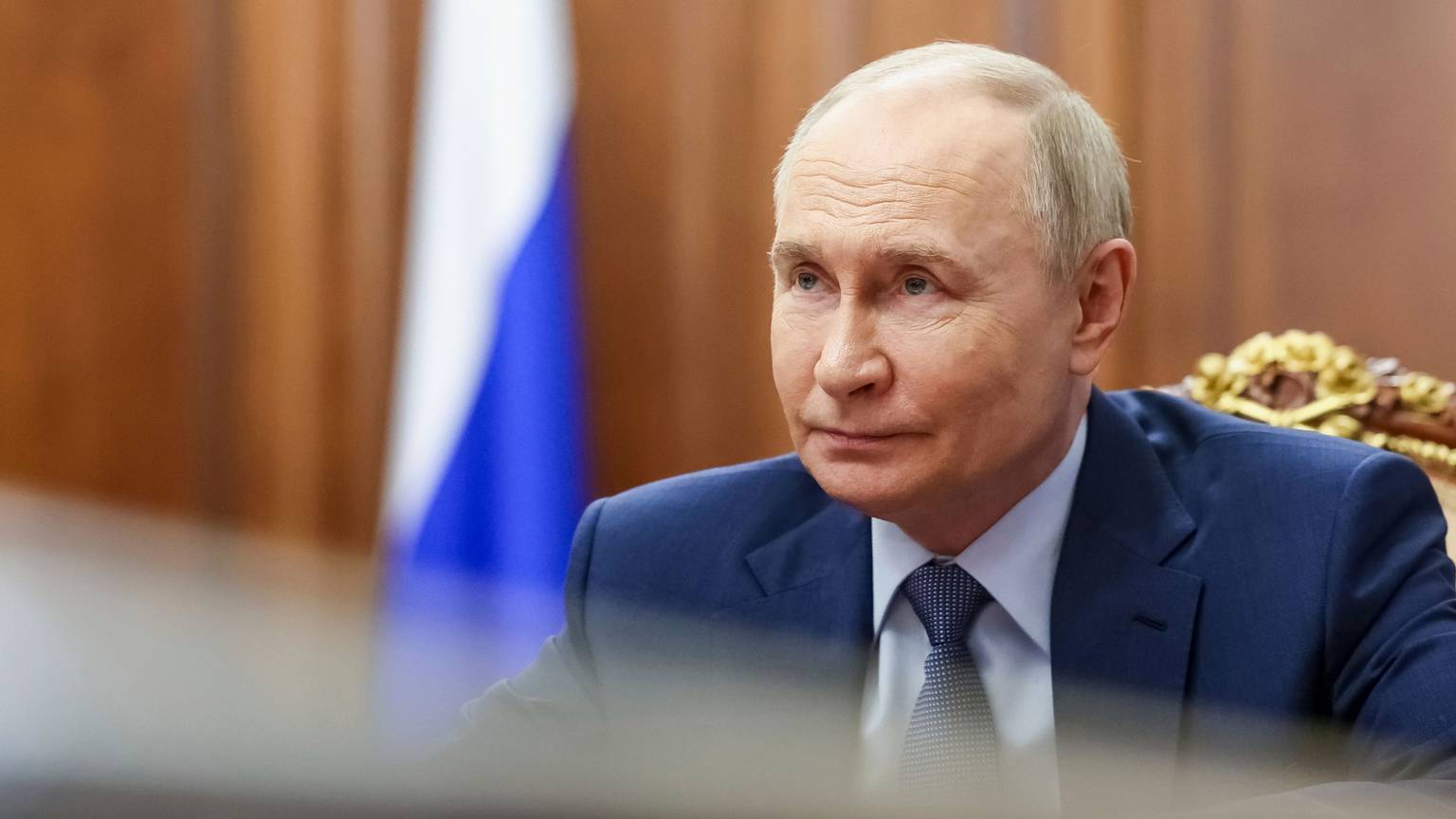 Kremlchef Wladimir Putin im Kreml. Der russische Präsident nutzt einer Recherche zufolge mindestens drei identische Büros an verschiedenen Orten, um seinen Aufenthaltsort zu verschleiern. (Archivbild)