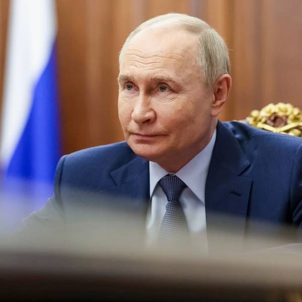 Kremlchef Wladimir Putin im Kreml. Der russische Präsident nutzt einer Recherche zufolge mindestens drei identische Büros an verschiedenen Orten, um seinen Aufenthaltsort zu verschleiern. (Archivbild)