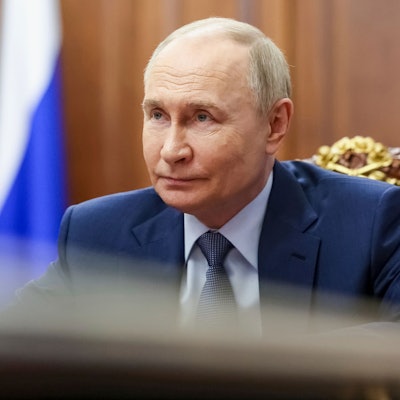 Kremlchef Wladimir Putin im Kreml. Der russische Präsident nutzt einer Recherche zufolge mindestens drei identische Büros an verschiedenen Orten, um seinen Aufenthaltsort zu verschleiern. (Archivbild)