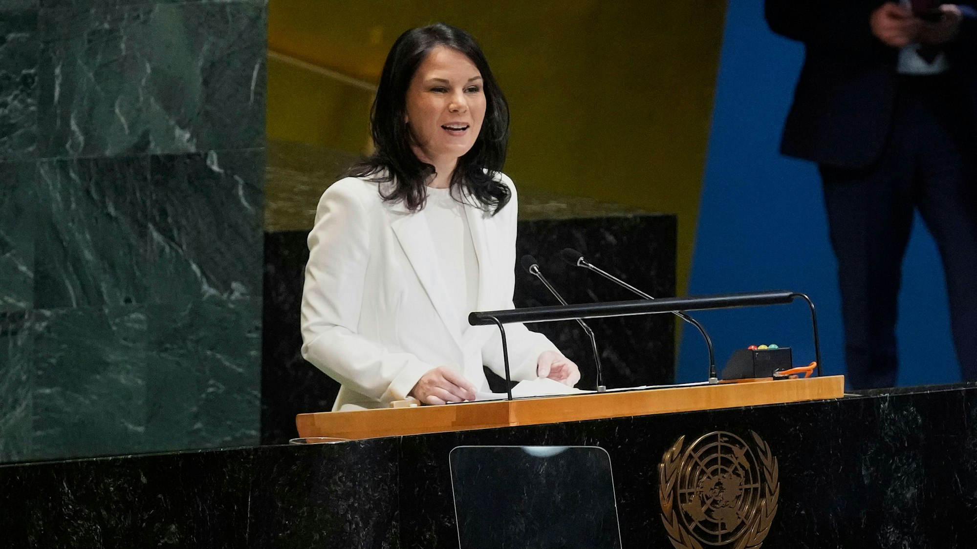 02.06.2025, USA, New York: Annalena Baerbock aus Deutschland spricht vor der Generalversammlung der Vereinten Nationen, nachdem sie zur Präsidentin der 80. Sitzung des Gremiums gewählt wurde. Foto: Richard Drew/AP/dpa +++ dpa-Bildfunk +++