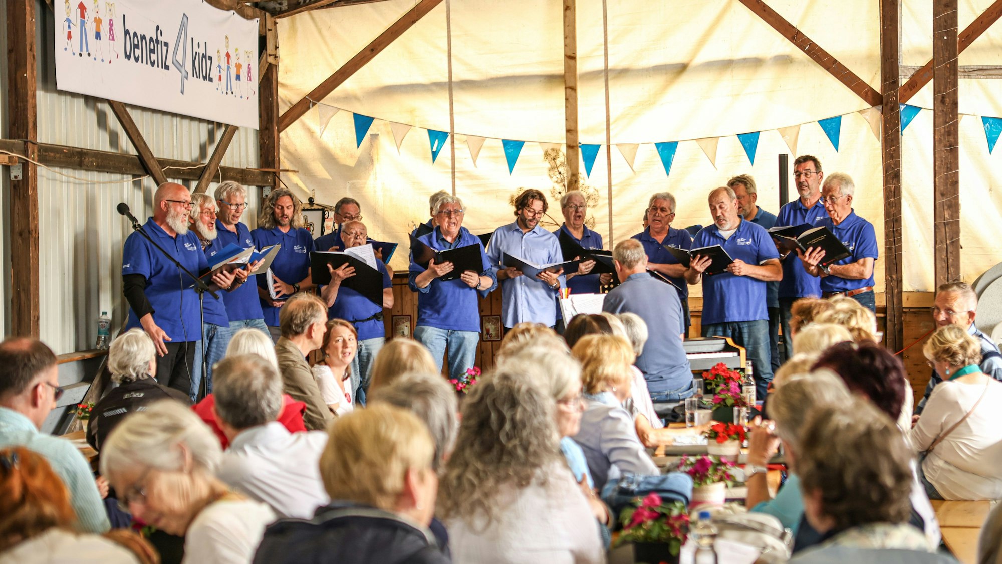 Der MGV Liederkranz Metzholz aus Leichlingen präsentiert sich mit seinen Chorsängern.