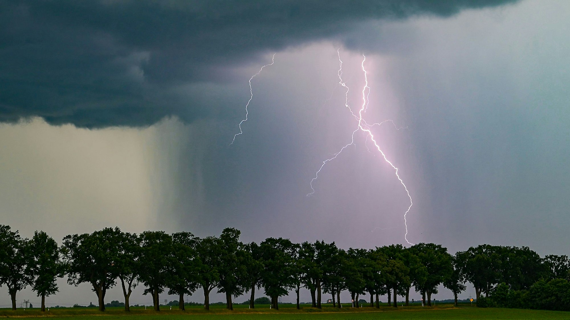 Gewitter und Starkregen gab es am Wochenende zum Ende des meteorologischen Frühlings, Prognosen hatten dies vorhergesagt.