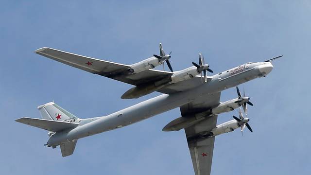 ARCHIV - 09.05.2015, Russland, Moskau: Ein russischer strategischen Bomber und Raketenträger Tu-95 MS im Flug während der Militärparade zum Tag des Sieges auf dem Roten Platz in Moskau. Die Tu-95 setzt Russland regelmäßig weit im eigenen Hinterland ein, um zivile Ziele wie Energieanlagen in der Ukraine unter Beschuss zu nehmen. (zu dpa: «Vor Gesprächen zerstört die Ukraine russische Flugzeuge») Foto: Yuri Kochetkov/epa/dpa +++ dpa-Bildfunk +++