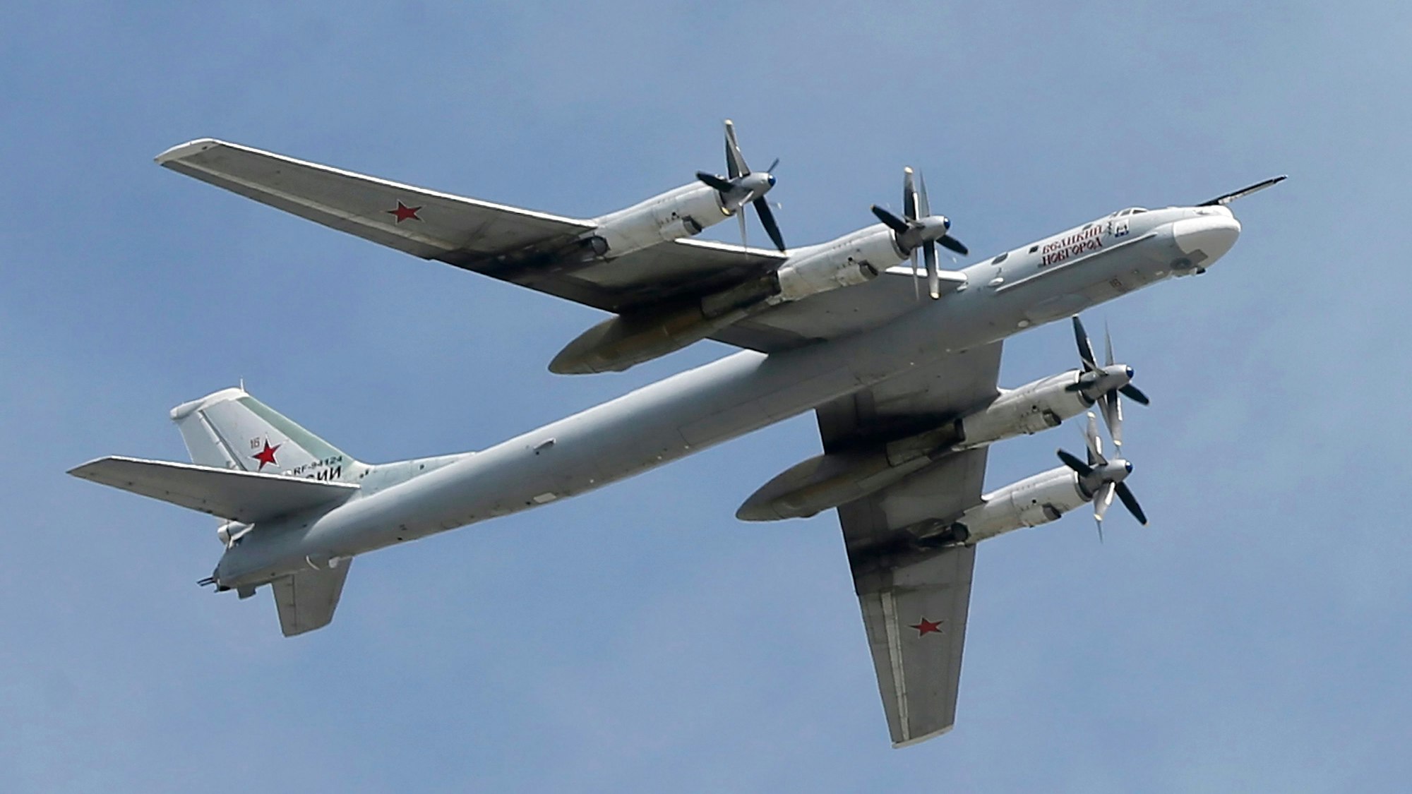 ARCHIV - 09.05.2015, Russland, Moskau: Ein russischer strategischen Bomber und Raketenträger Tu-95 MS im Flug während der Militärparade zum Tag des Sieges auf dem Roten Platz in Moskau. Die Tu-95 setzt Russland regelmäßig weit im eigenen Hinterland ein, um zivile Ziele wie Energieanlagen in der Ukraine unter Beschuss zu nehmen. (zu dpa: «Vor Gesprächen zerstört die Ukraine russische Flugzeuge») Foto: Yuri Kochetkov/epa/dpa +++ dpa-Bildfunk +++