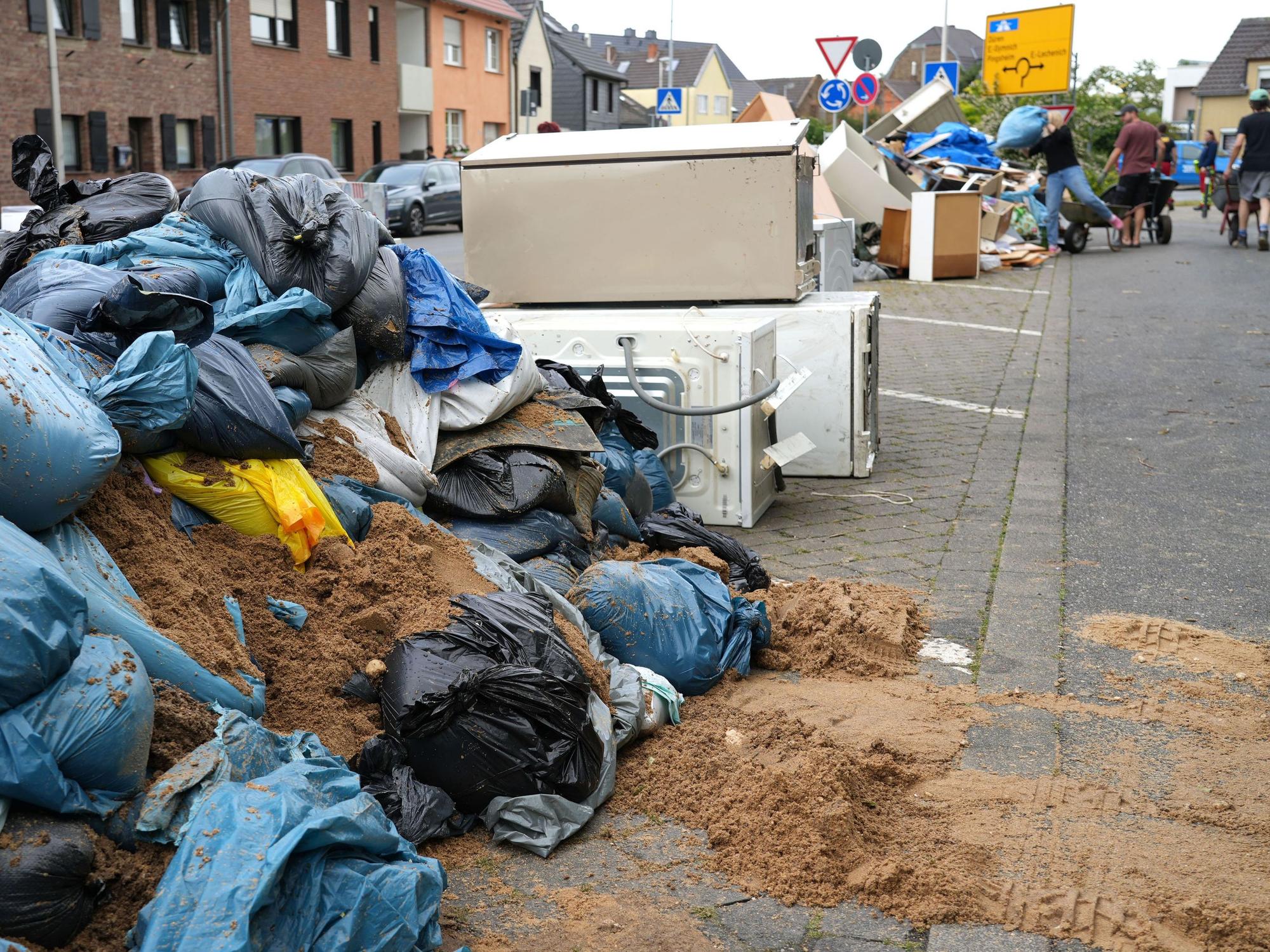 Das Bild zeigt jede Menge Müllsäcke, Truhen und Waschmaschinen.
