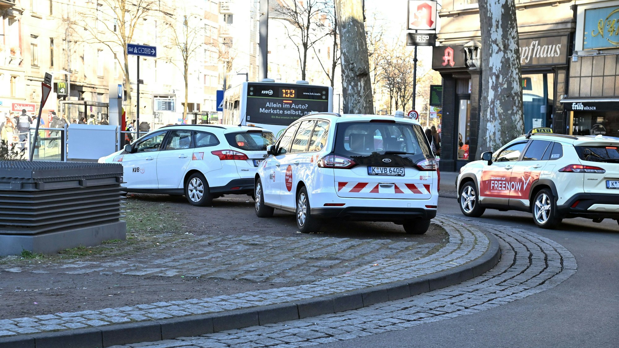 Zu sehen sind Fahrzeuge der Kölner Verkehrsbetriebe (KVB), die auf dem Kreisverkehr am Chlodwigplatz parken.