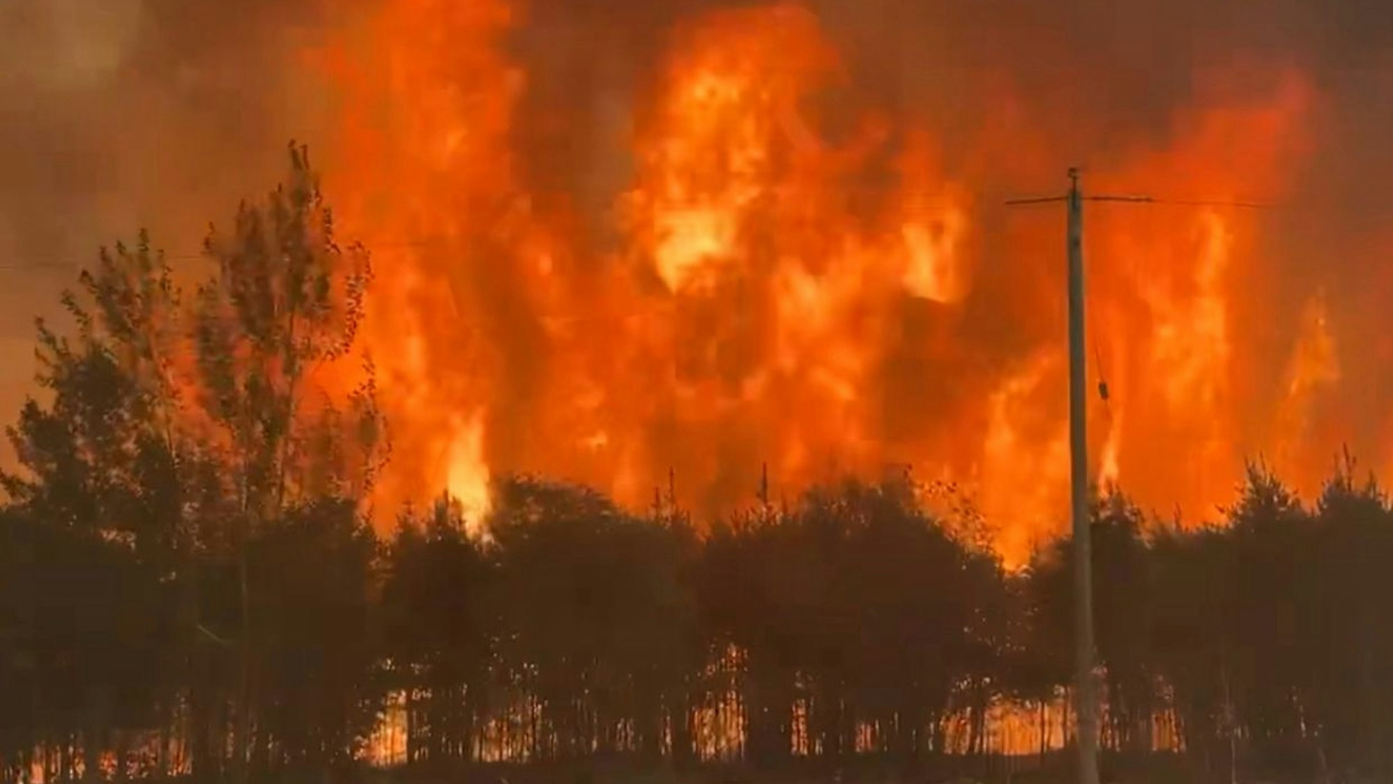 HANDOUT - 29.05.2025, Kanada, Wanless: Dieses von der Regierung von Manitoba zur Verfügung gestellte Foto zeigt Waldbrände in Wanless, Manitoba, Kanada. Foto: Uncredited/Manitoba government/AP/dpa - ACHTUNG: Nur zur redaktionellen Verwendung und nur mit vollständiger Nennung des vorstehenden Credits +++ dpa-Bildfunk +++