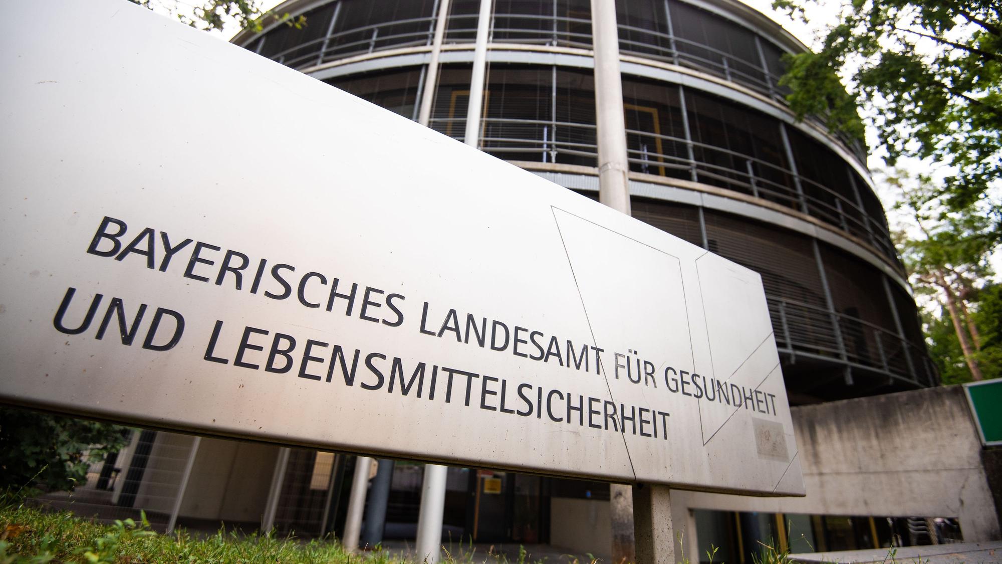 ARCHIV - 13.08.2020, Bayern, Erlangen: Vor dem Gebäude des bayerischen Landesamtes für Gesundheit und Lebensmittelsicherheit steht ein Schild mit dem Schriftzug des Landesamtes. (zu dpa: «Seltenes Borna-Virus in Oberbayern - Mann stirbt») Foto: Nicolas Armer/dpa +++ dpa-Bildfunk +++