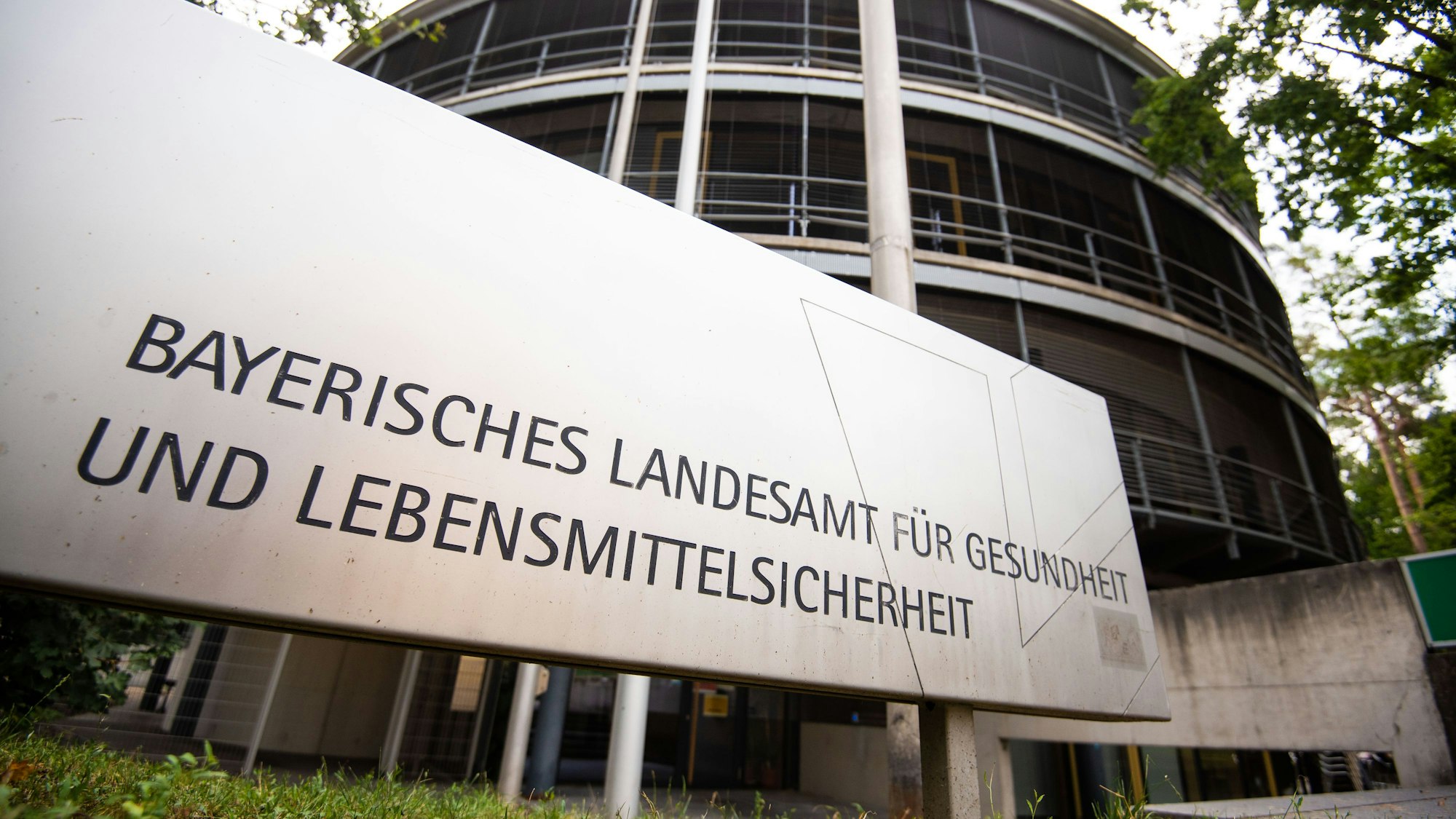 ARCHIV - 13.08.2020, Bayern, Erlangen: Vor dem Gebäude des bayerischen Landesamtes für Gesundheit und Lebensmittelsicherheit steht ein Schild mit dem Schriftzug des Landesamtes. (zu dpa: «Seltenes Borna-Virus in Oberbayern - Mann stirbt») Foto: Nicolas Armer/dpa +++ dpa-Bildfunk +++