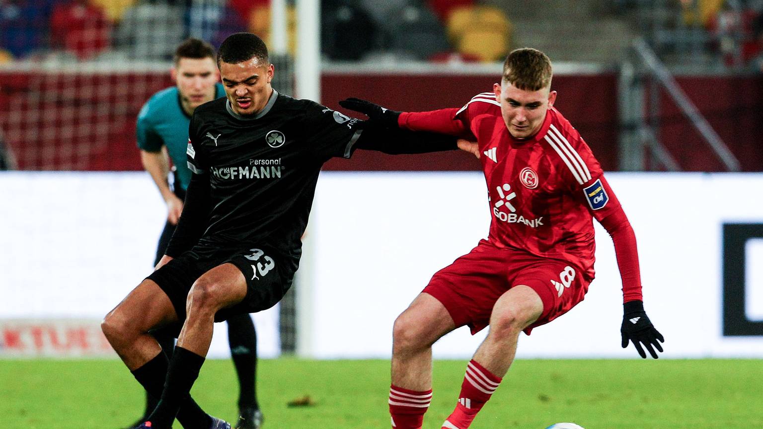 ARCHIV - 28.02.2025, Nordrhein-Westfalen, Düsseldorf: Fußball: 2. Bundesliga, Fortuna Düsseldorf - SpVgg Greuther Fürth, 24. Spieltag, in der Merkur Spiel-Arena. Düsseldorfs Isak Johannesson (r) und Fürths Maximilian Dietz kämpfen um den Ball. (zu dpa: «Köln holt Düsseldorfs Johannesson») Foto: Roland Weihrauch/dpa +++ dpa-Bildfunk +++