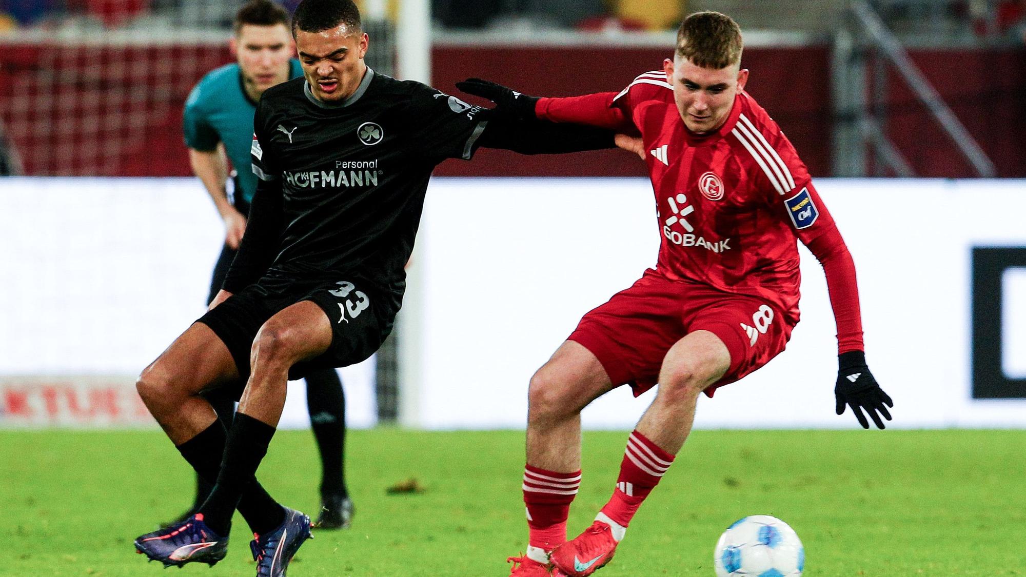 ARCHIV - 28.02.2025, Nordrhein-Westfalen, Düsseldorf: Fußball: 2. Bundesliga, Fortuna Düsseldorf - SpVgg Greuther Fürth, 24. Spieltag, in der Merkur Spiel-Arena. Düsseldorfs Isak Johannesson (r) und Fürths Maximilian Dietz kämpfen um den Ball. (zu dpa: «Köln holt Düsseldorfs Johannesson») Foto: Roland Weihrauch/dpa +++ dpa-Bildfunk +++