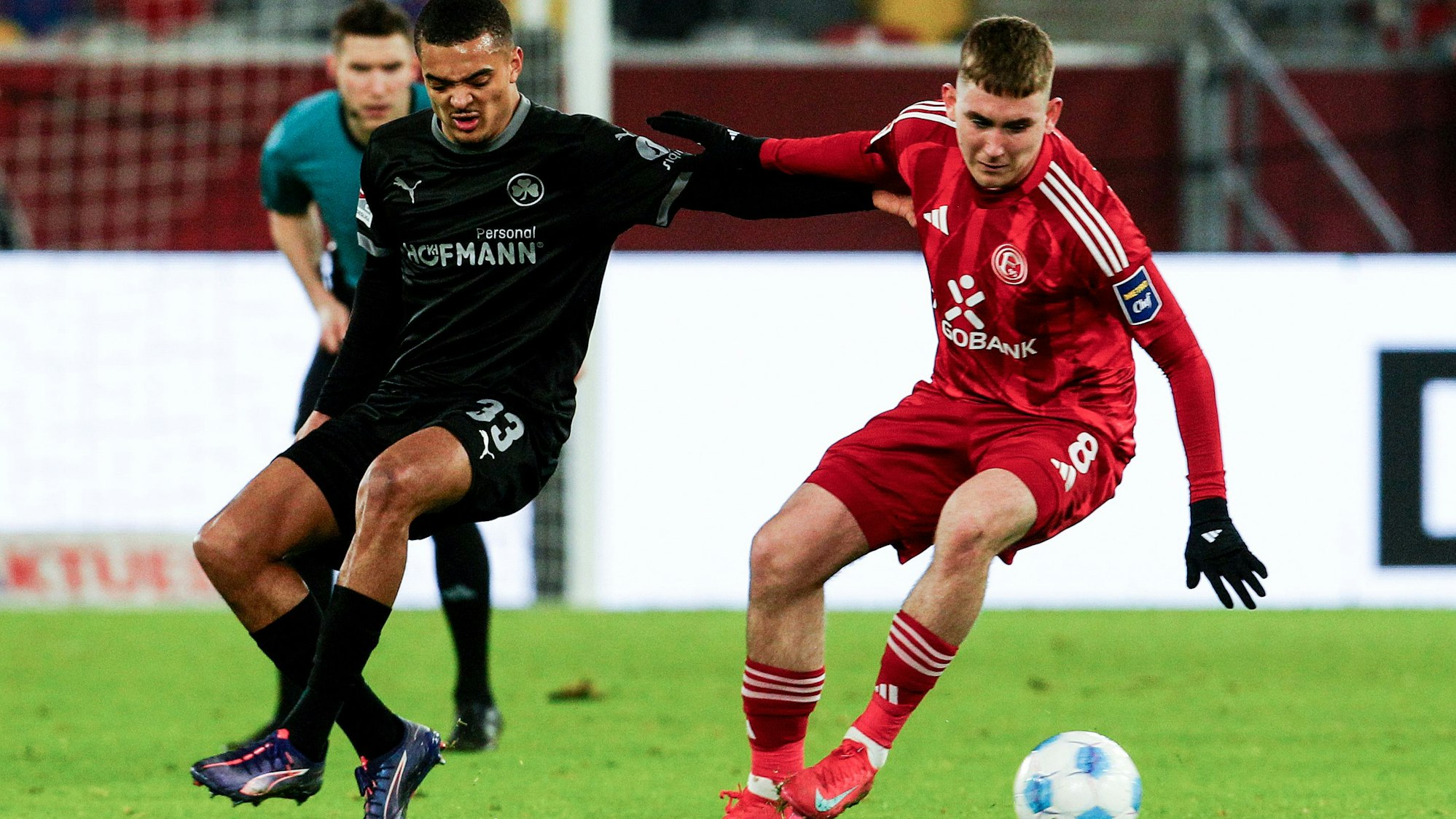 ARCHIV - 28.02.2025, Nordrhein-Westfalen, Düsseldorf: Fußball: 2. Bundesliga, Fortuna Düsseldorf - SpVgg Greuther Fürth, 24. Spieltag, in der Merkur Spiel-Arena. Düsseldorfs Isak Johannesson (r) und Fürths Maximilian Dietz kämpfen um den Ball. (zu dpa: «Köln holt Düsseldorfs Johannesson») Foto: Roland Weihrauch/dpa +++ dpa-Bildfunk +++