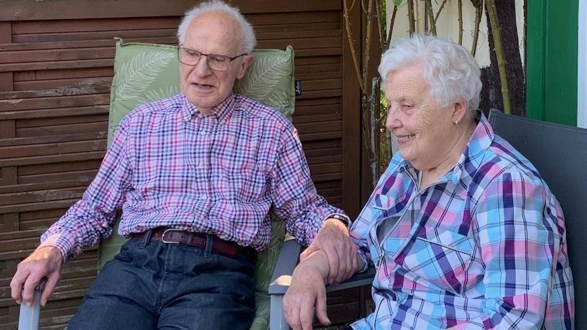Christine Maria und Franz Strack sitzen gerne in ihrem Garten.