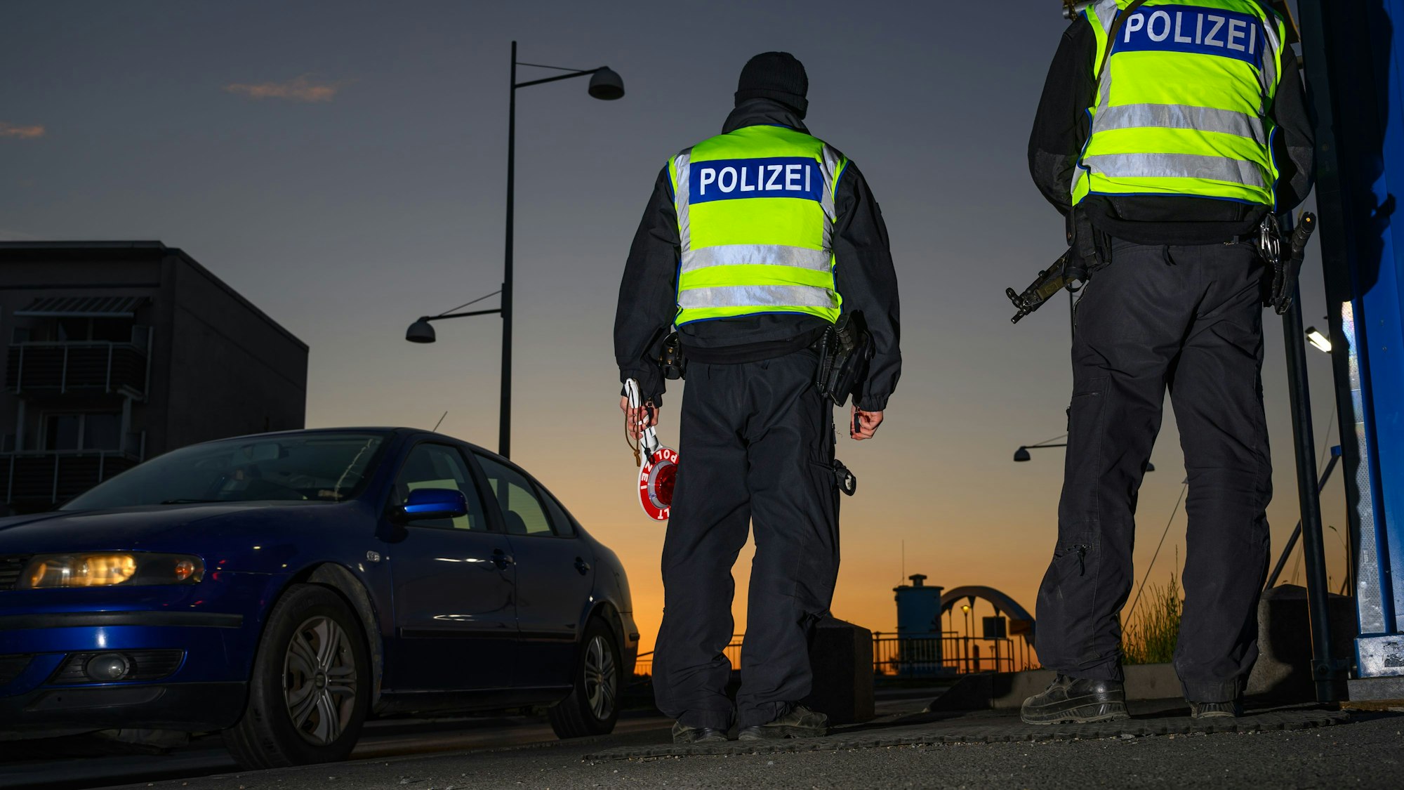 ARCHIV - 11.05.2025, Brandenburg, Frankfurt (Oder): Beamte der Bundespolizei stehen am frühen Morgen bei der Einreisekontrolle am deutsch-polnischen Grenzübergang Stadtbrücke. (zu dpa: «Flüchtlingsrat nach Beschluss: Regierung agiert «beschämend»») Foto: Patrick Pleul/dpa +++ dpa-Bildfunk +++