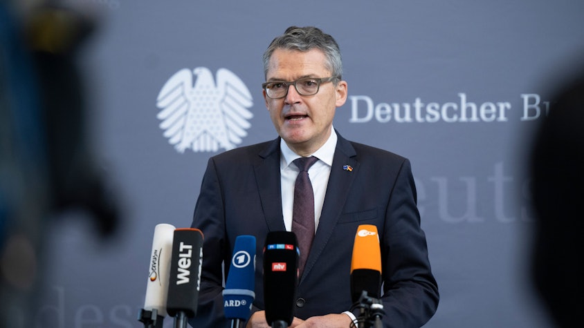 Roderich Kiesewetter (CDU), stellvertretender Vorsitzender des Parlamentarischen Kontrollgremiums spricht vor Beginn der öffentlichen Anhörung im Bundestag mit den Medienvertretern. (Archivbild)