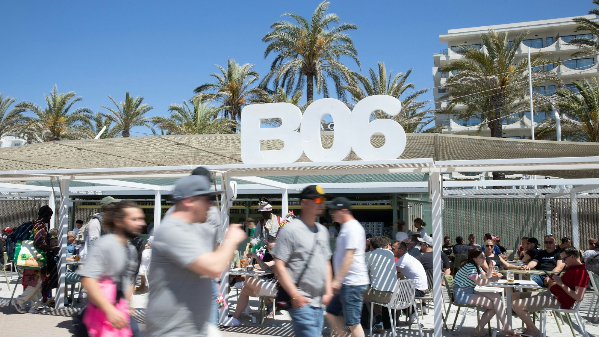 ARCHIV - 24.04.2025, Spanien, Palma: Das Strandlokal Ballermann 6 (B06). (zu dpa: «300 Millionen Euro für Ballermann-Umbau geplant») Foto: Clara Margais/dpa +++ dpa-Bildfunk +++