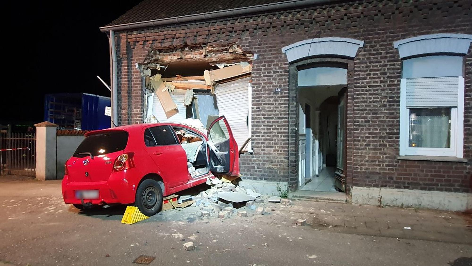 02.06.2025, Nordrhein-Westfalen, Geldern: Ein Kleinwagen steckt in einer zertrümmerten Hauswand. Ein 66-jähriger Mann soll geradeaus über eine Kreuzung gefahren und in die Wand des Wohnhauses gekracht sein. Direkt in das Schlafzimmer in dem eine 74 Jahre alte Bewohnerin im Bett lag. (zu dpa: «Auto kracht durch Hauswand in Schlafzimmer») Foto: Guido Schulmann/dpa - ACHTUNG: Kennzeich(en) wurde(n) aus rechtlichen Gründen gepixelt +++ dpa-Bildfunk +++
