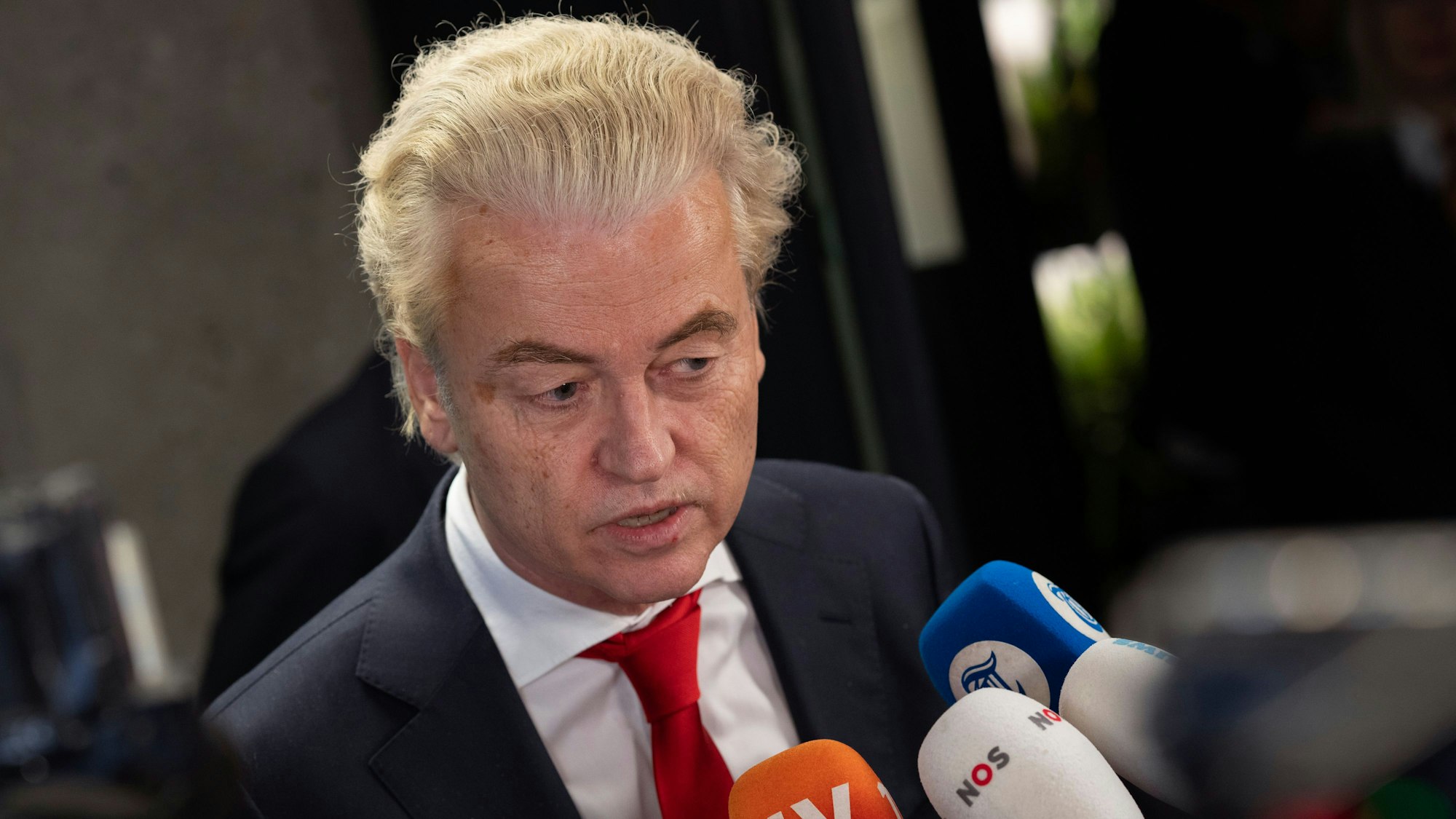 ARCHIV - 24.11.2023, Niederlande, Den Haag: Geert Wilders, Vorsitzender der rechtsextremen Partei PVV (Partei für die Freiheit), spricht mit Journalisten. (zu dpa: «Wilders: Ohne Asyl-Stopp Austritt aus der Regierung») Foto: Peter Dejong/AP/dpa +++ dpa-Bildfunk +++