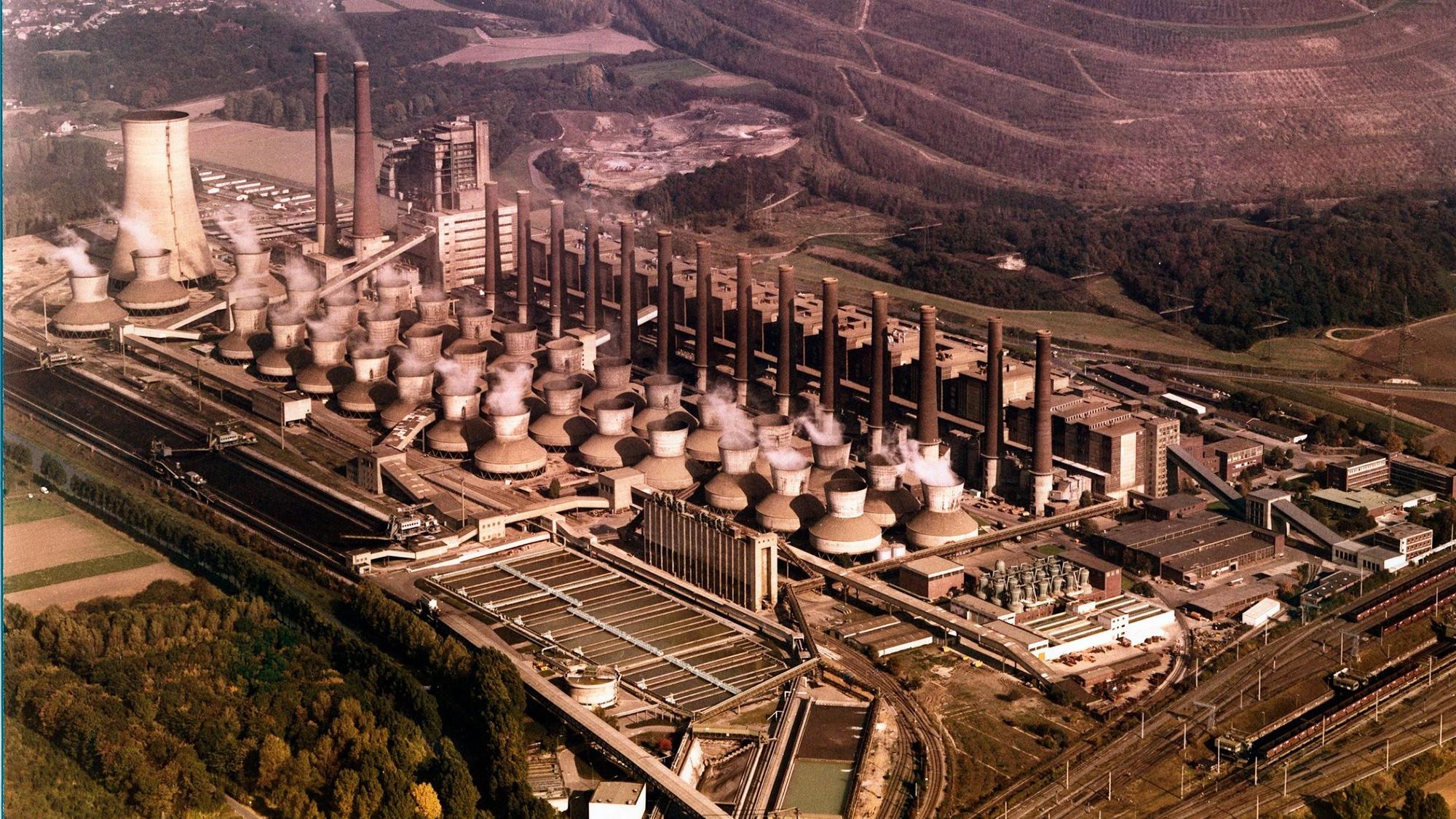 Archivaufnahme von 1978 des ehemaligen Braunkohlekraftwerk Frimmersdorf II bei Grevenbroich.