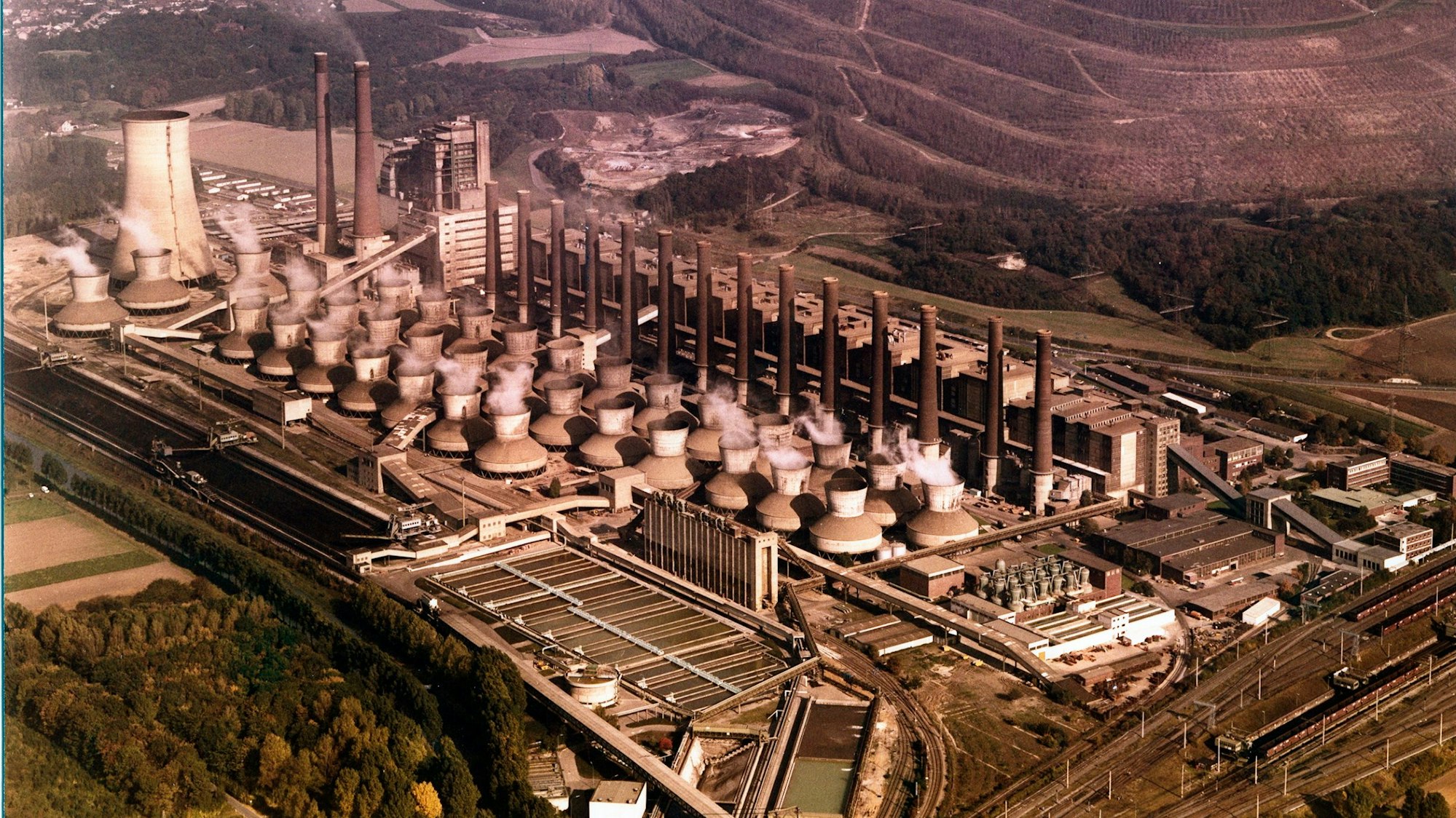 Archivaufnahme von 1978 des ehemaligen Braunkohlekraftwerk Frimmersdorf II bei Grevenbroich.