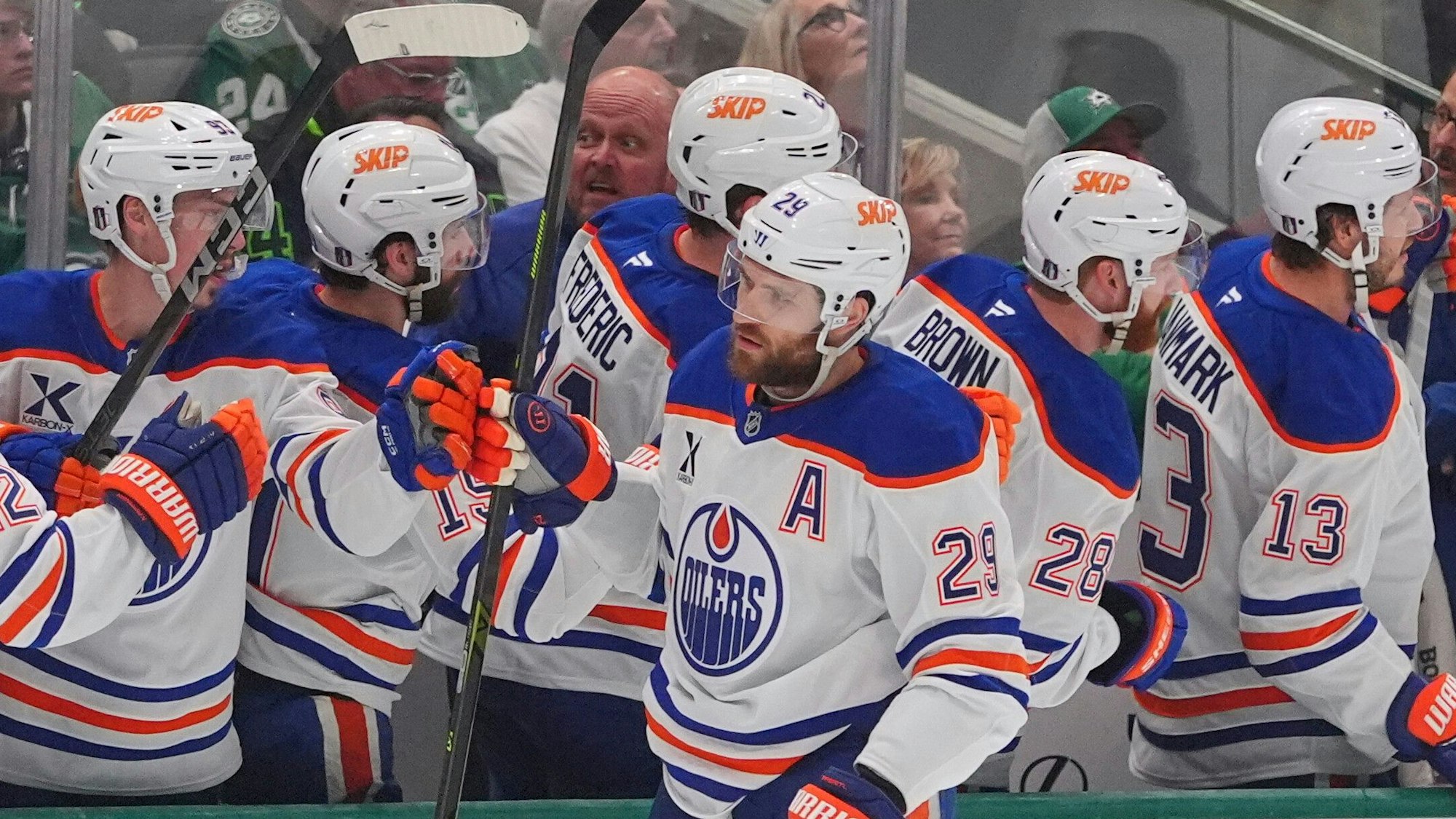 Eishockey: NHL, Play-off-Runde, Western Conference, Conference-Finale, 1. Spieltag, Dallas Stars - Edmonton Oilers. Der Center der Edmonton Oilers, Leon Draisaitl (29), feiert sein Tor mit der Bank.