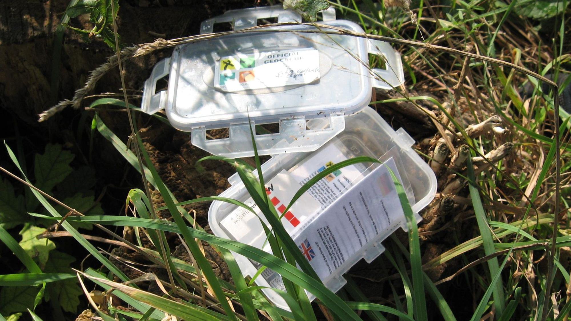 So zum Beispiel sieht ein Cache aus, nachdem ihn jemand gefunden und geöffnet hat. Auch auf dem Gelände von Panarbora in Waldbröl soll ein solcher Schatz versteckt werden. Das Foto zeigt eine offene Box in einer Wiese.