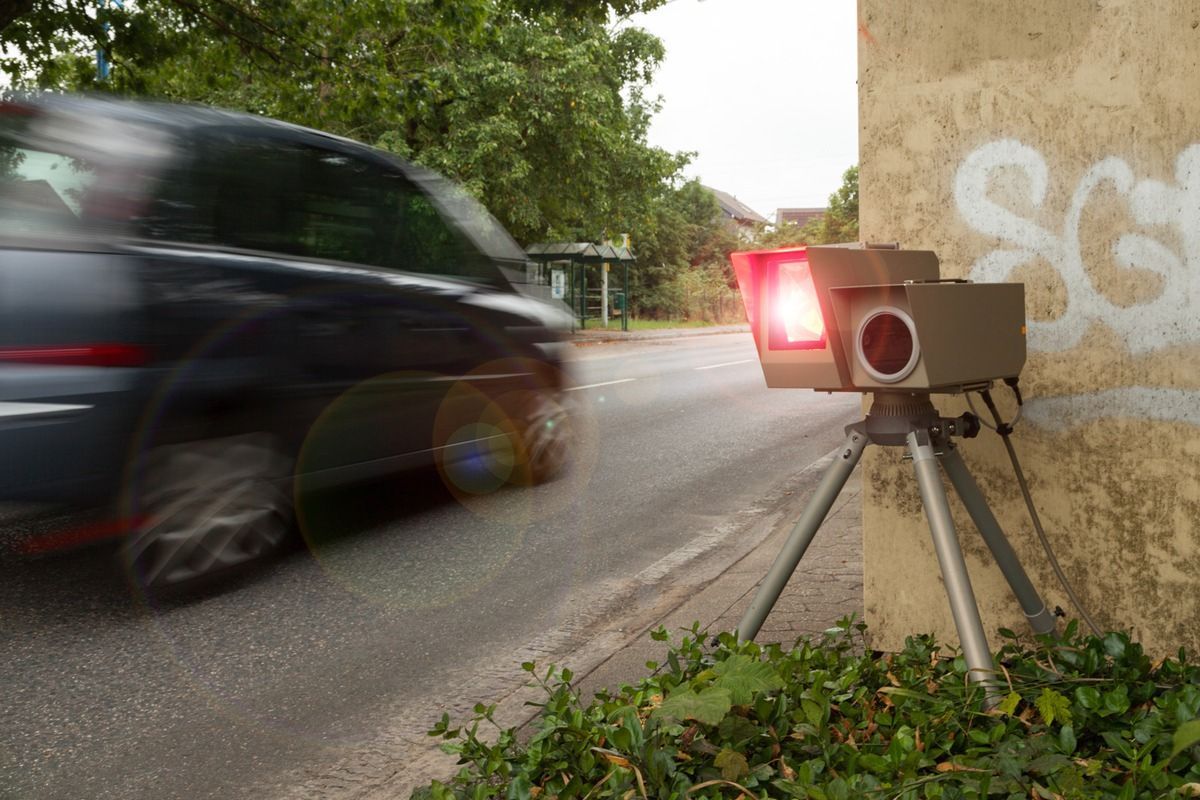 Messgerät der Polizei bei einer Geschwindigkeitskontrolle in Monheim, bei der 137 Autofahrer zu schnell unterwegs waren.