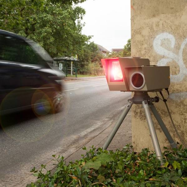 Messgerät der Polizei bei einer Geschwindigkeitskontrolle in Monheim, bei der 137 Autofahrer zu schnell unterwegs waren.
