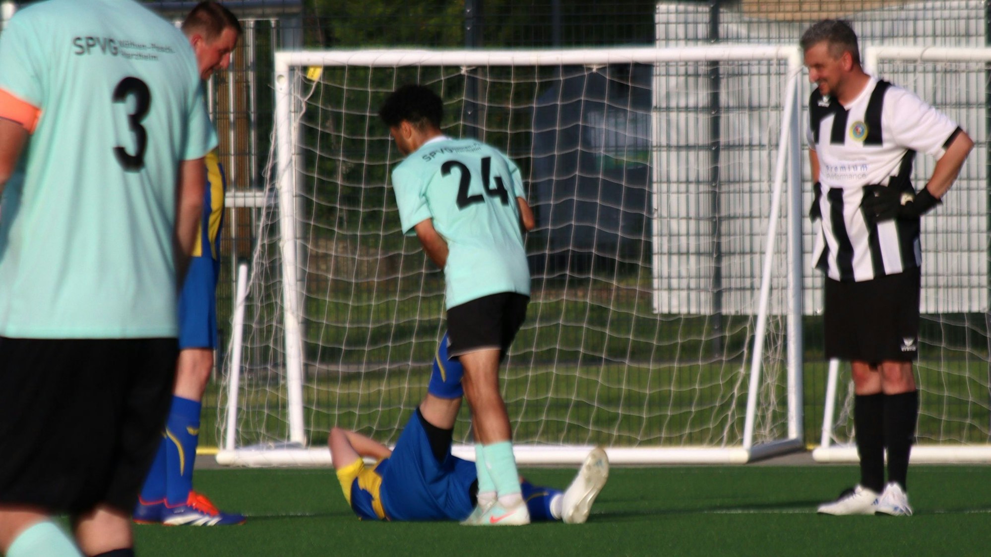 Gamito Manhembue als Helfer in der Not beim Krampf eines Kommerner Spielers.