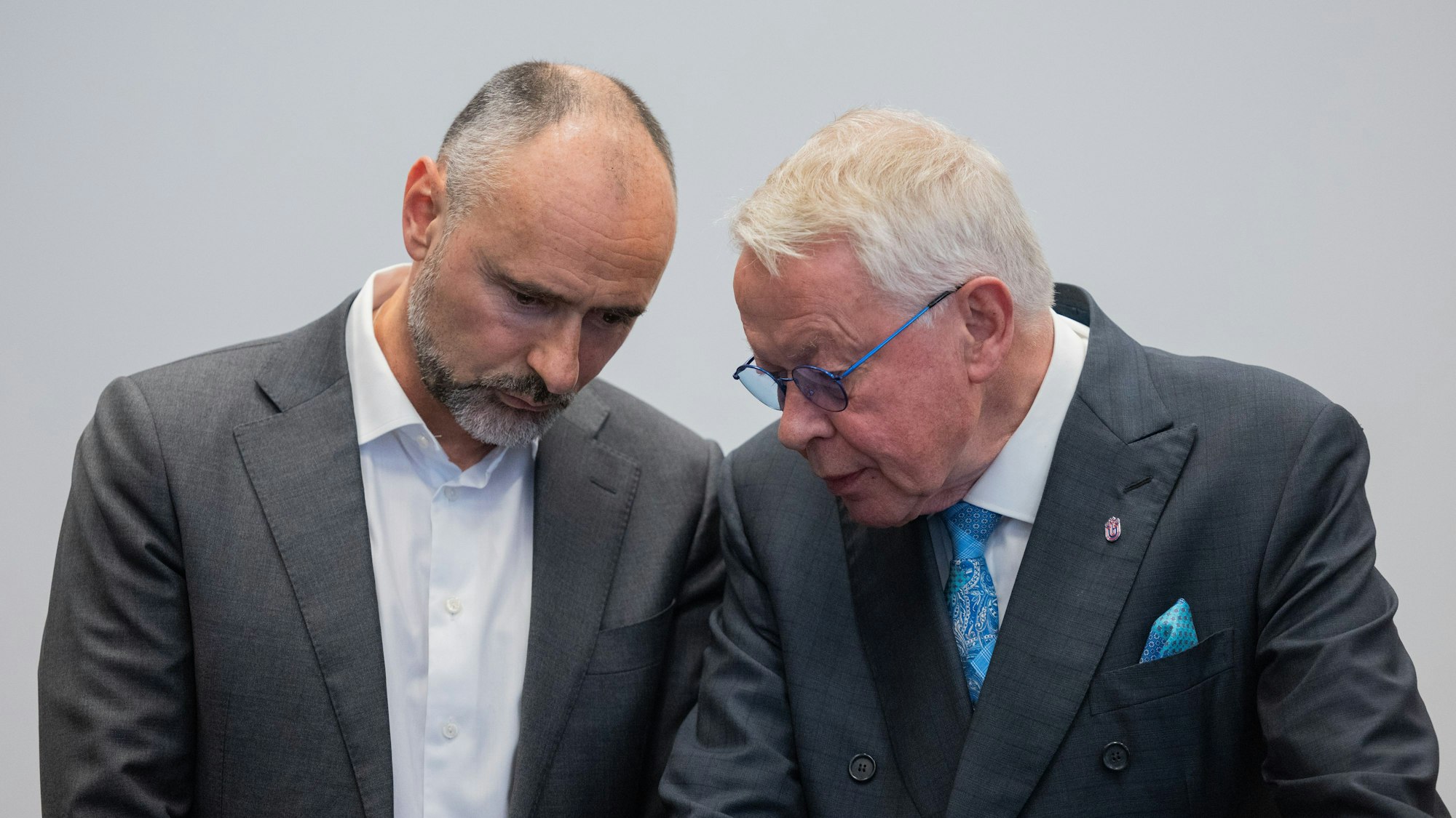 Der angeklagte Rechtsanwalt Kai-Uwe Steck (l) unterhält sich mit seinem Rechtsanwalt Gerhard Strate im Gerichtssaal der Außenstelle des Landgerichts Bonn.
