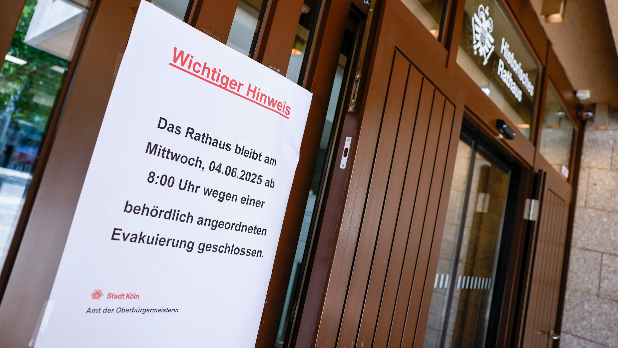 Am Rathaus macht ein Aushang auf die temporäre Schließung wegen der Bombenentschärfung aufmerksam.